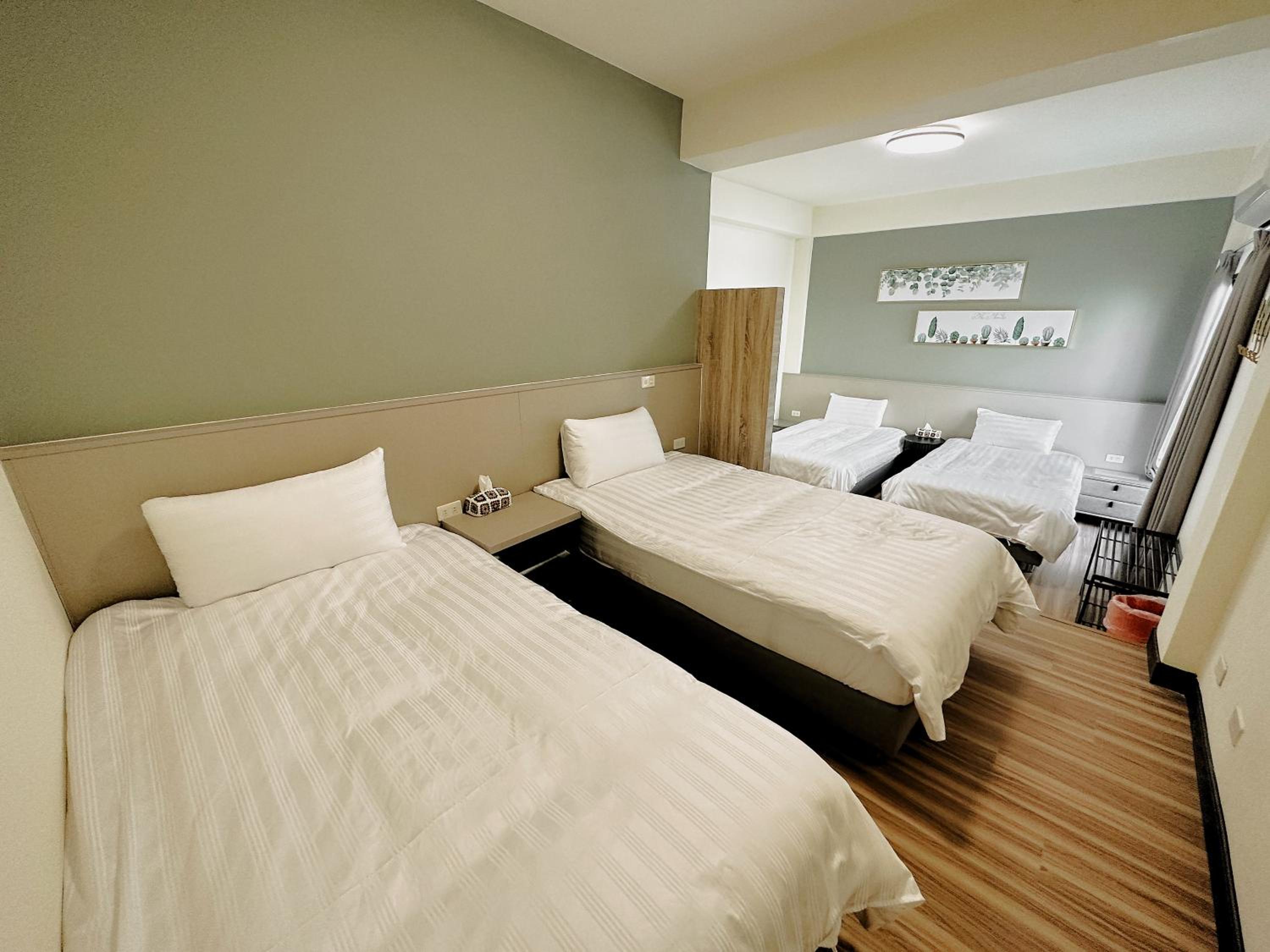 Quadruple Room with Private Bathroom photo 1