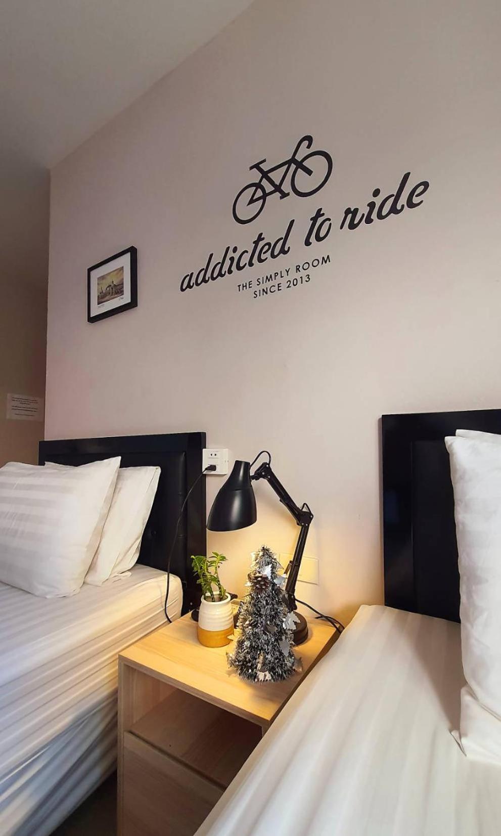 Twin Room with Private Bathroom - Photo 11