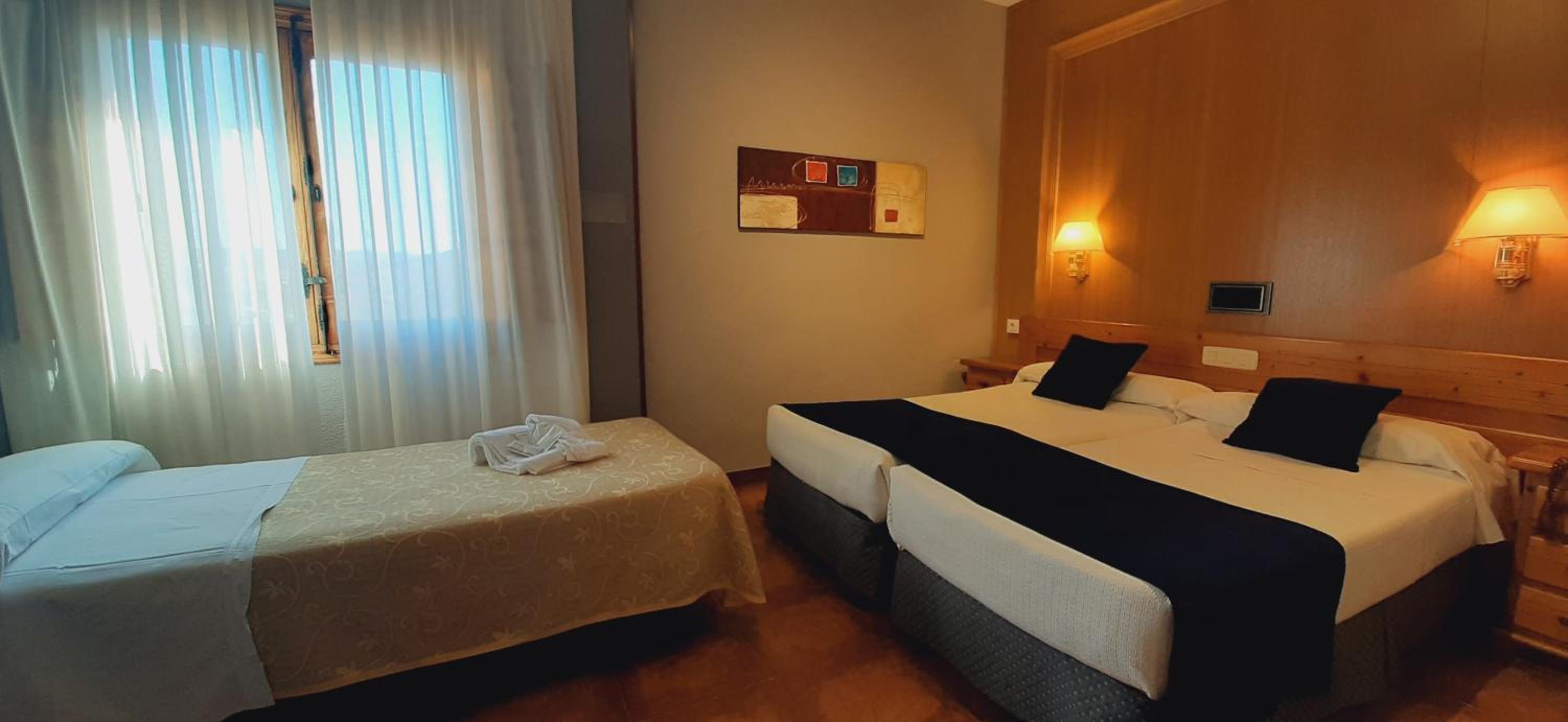 Twin Room with Extra Bed photo 2
