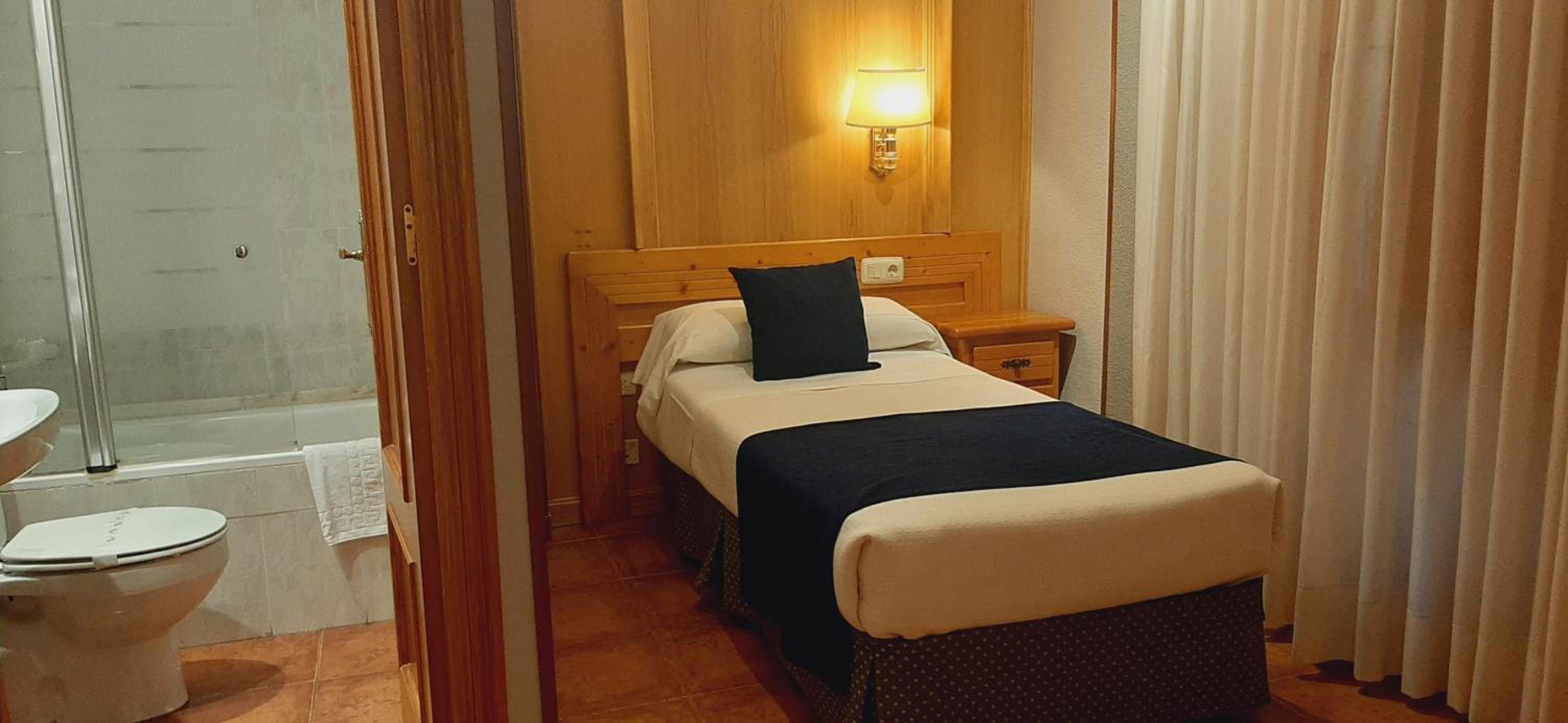 Single Room with Bathroom photo 3
