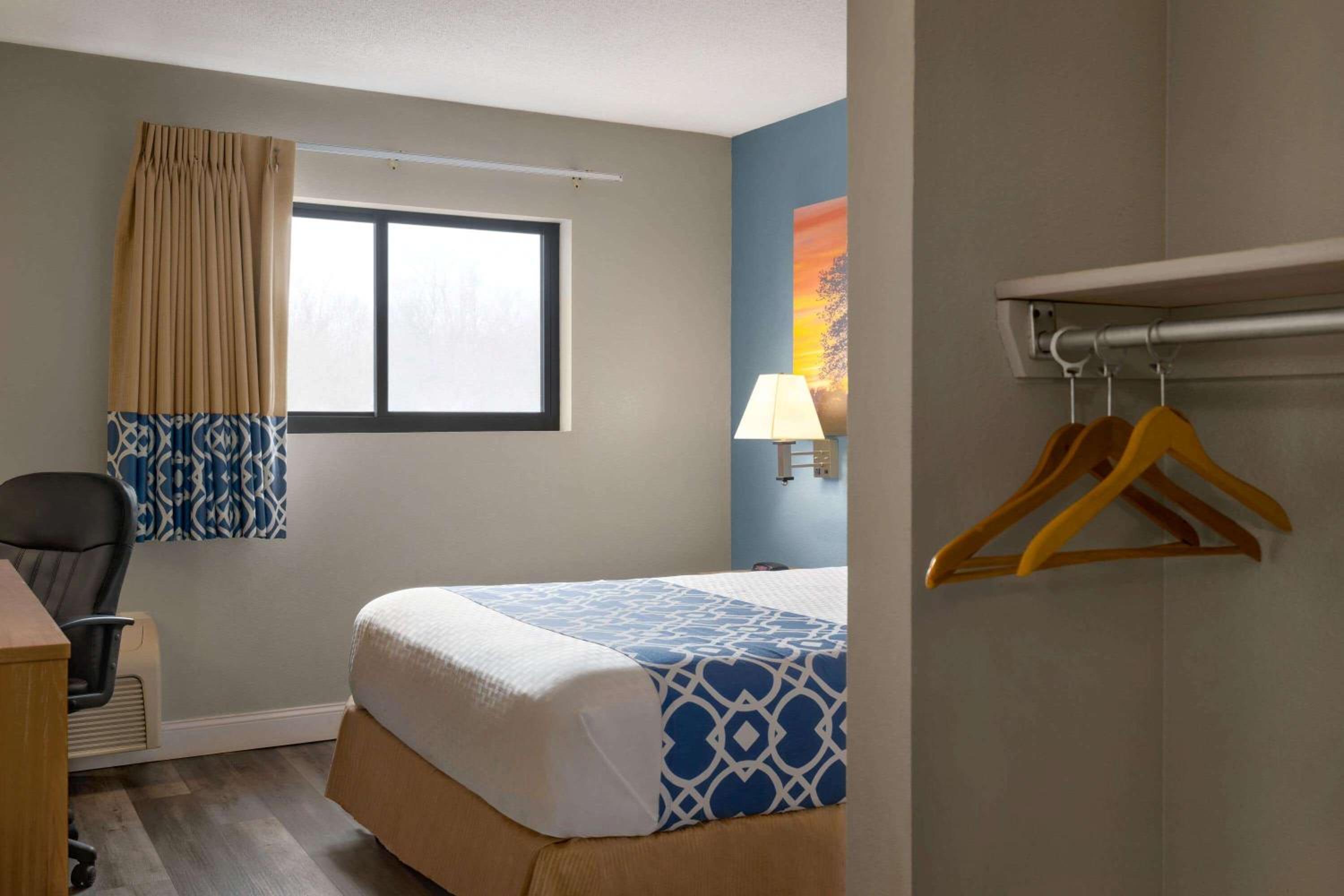 Queen Room with Bath Tub - Mobility/Hearing Accessible - Non-Smoking - Photo 4