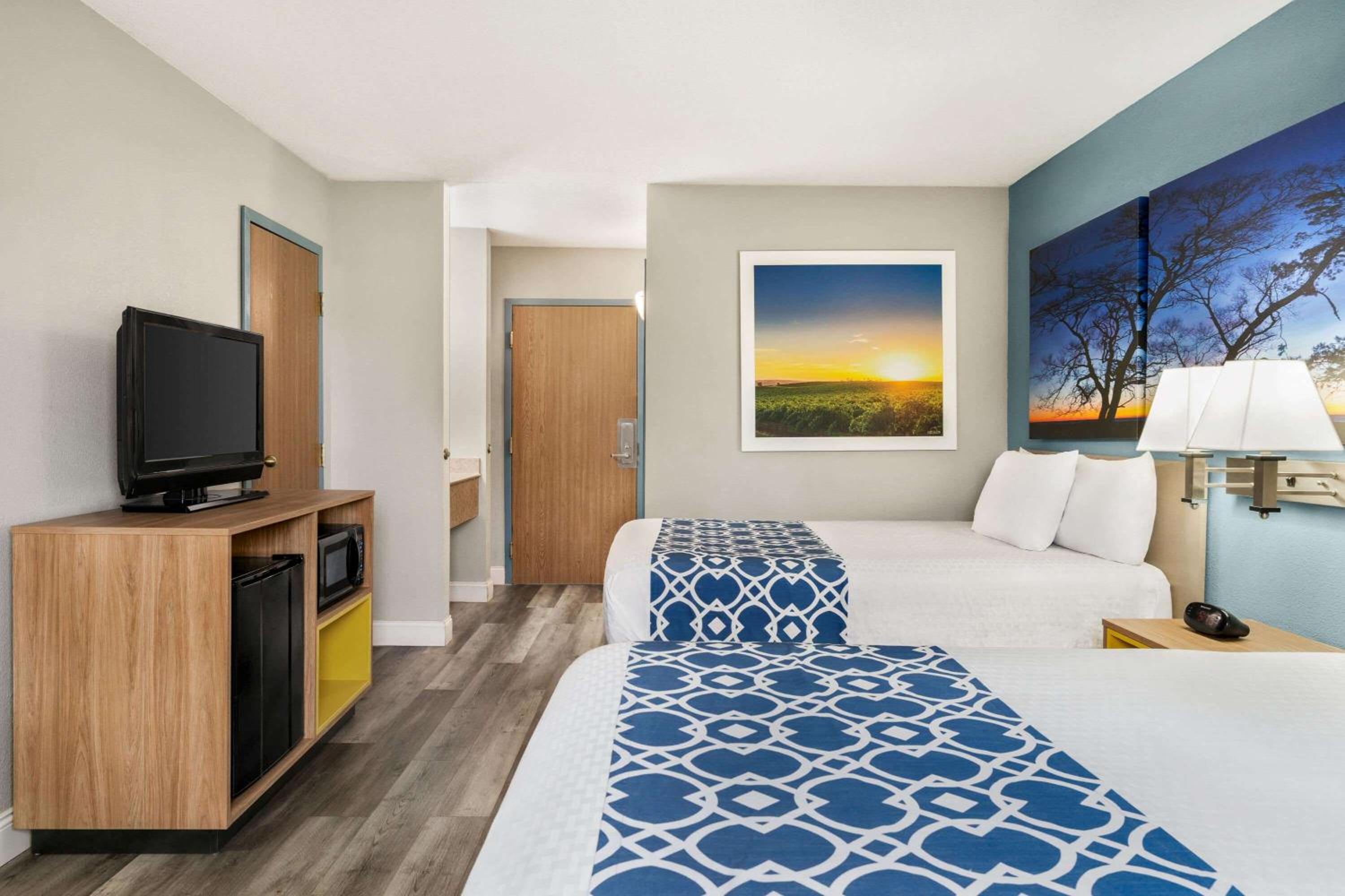 Double Room with Two Double Beds - Non-Smoking - Photo 2