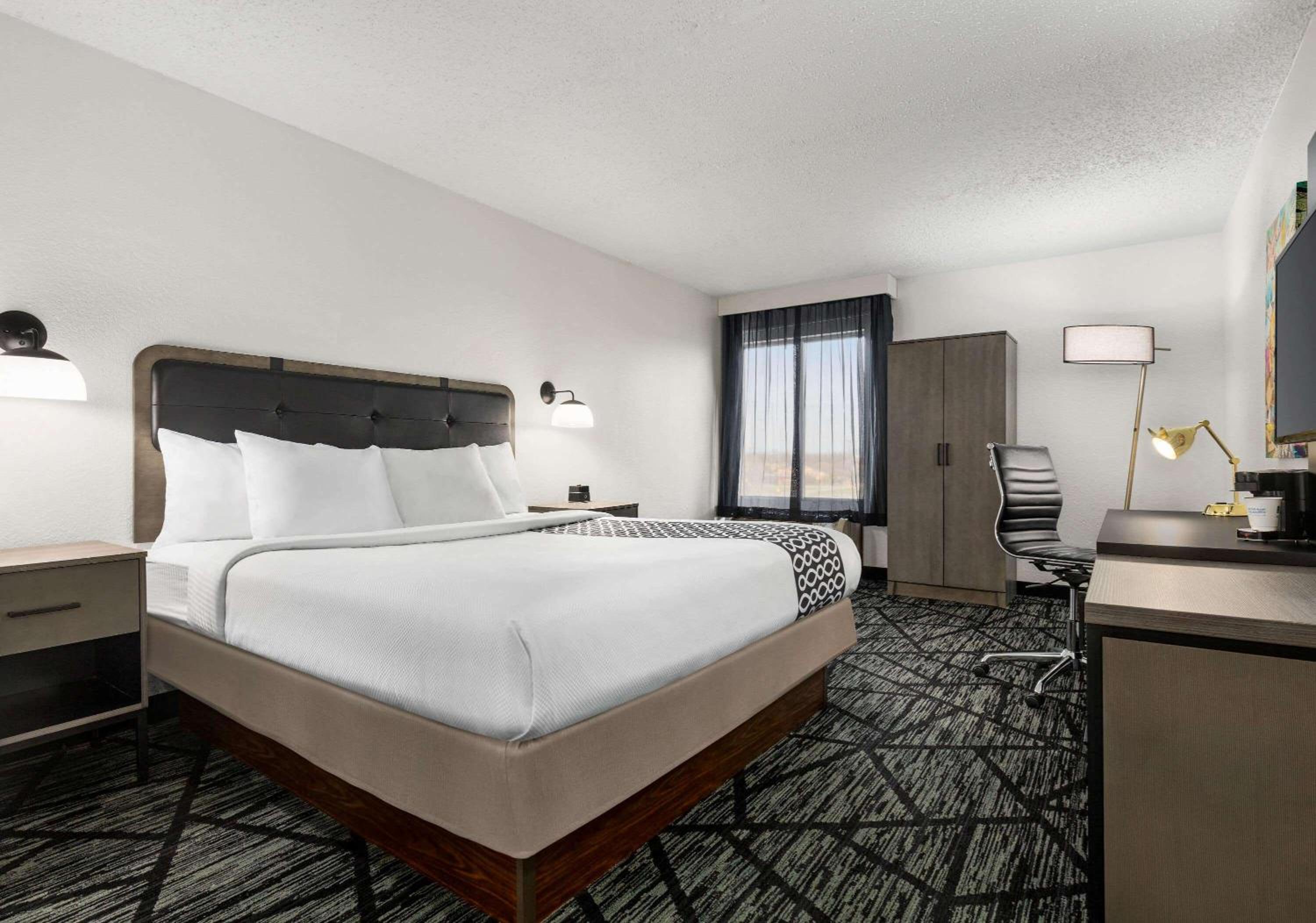 Deluxe King Room - Photo 2