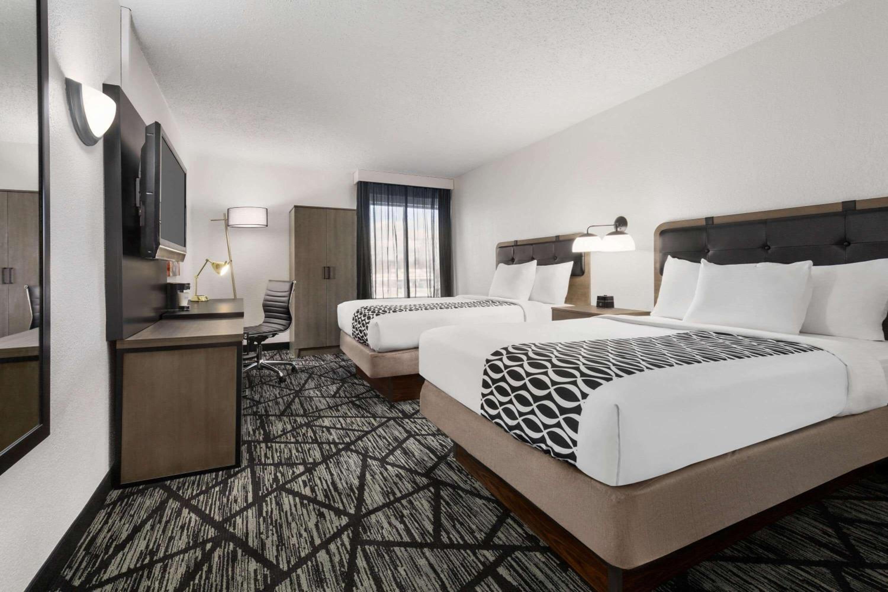 One-Bedroom Suite with Two Double Beds - Non-Smoking - Photo 2