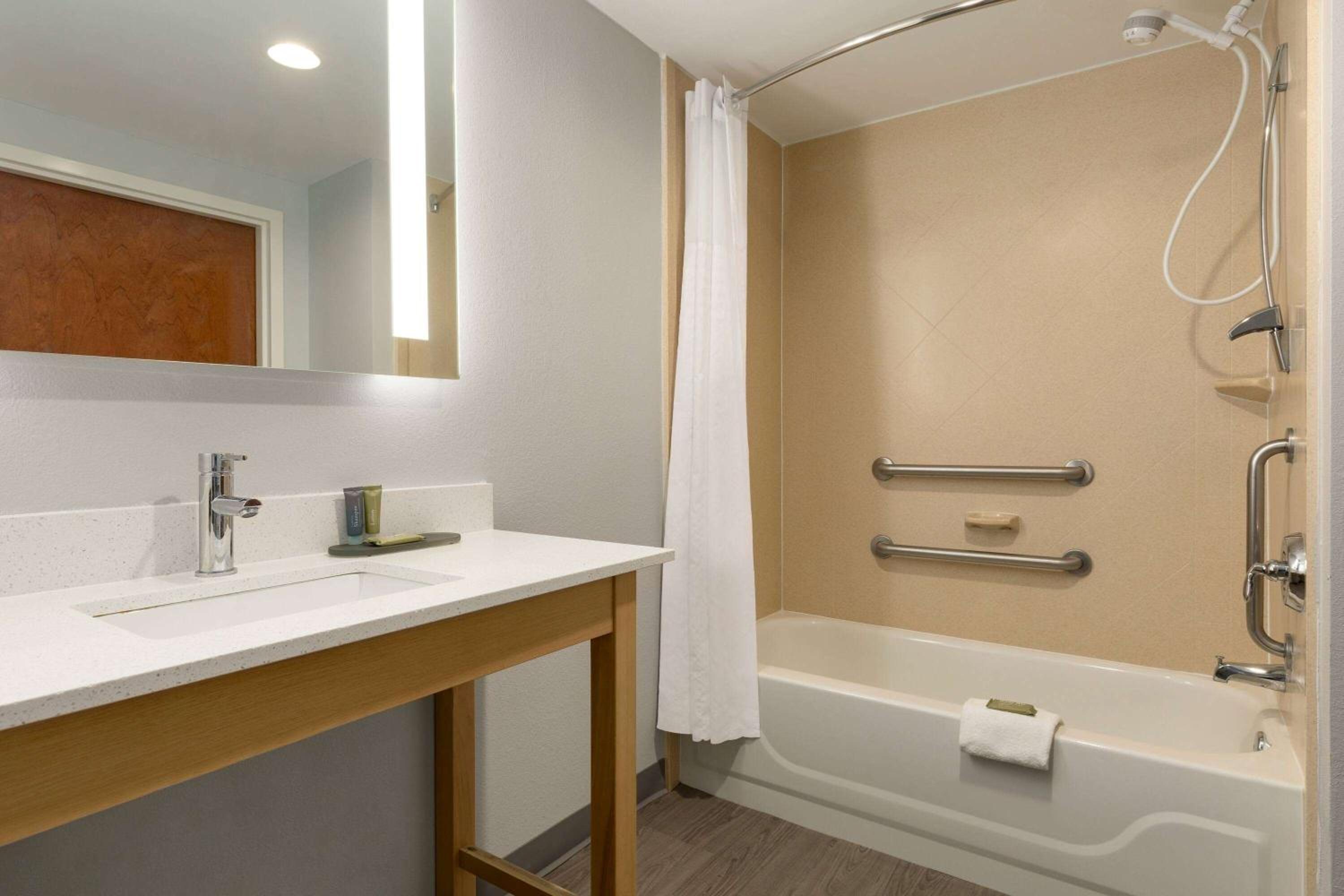 King Room - Hearing Accessible/Non-Smoking 