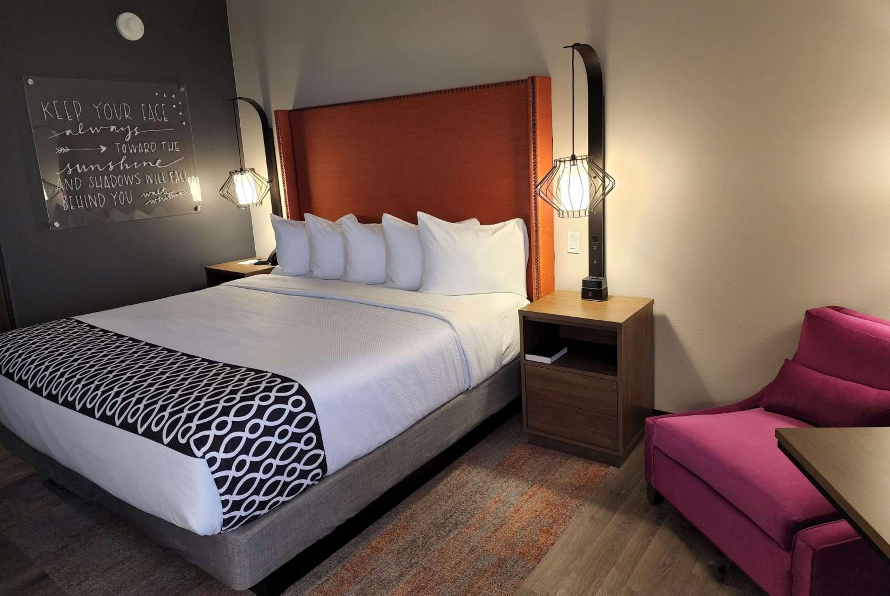 King Room with Roll-In Shower - Mobility Access/Non-Smoking - Photo 4