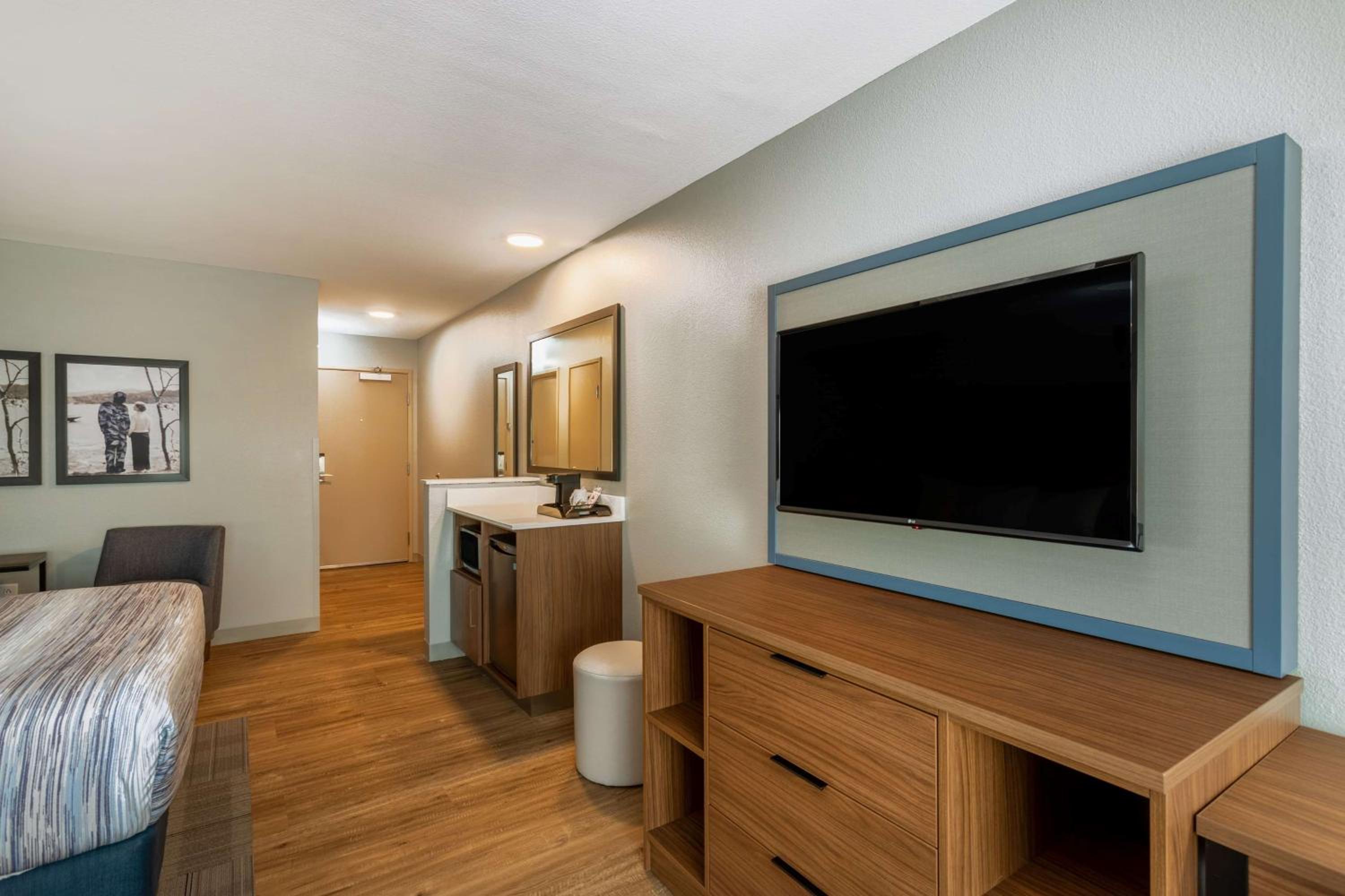 Business Queen Room with Two Queen Beds - Non-Smoking - Photo 4