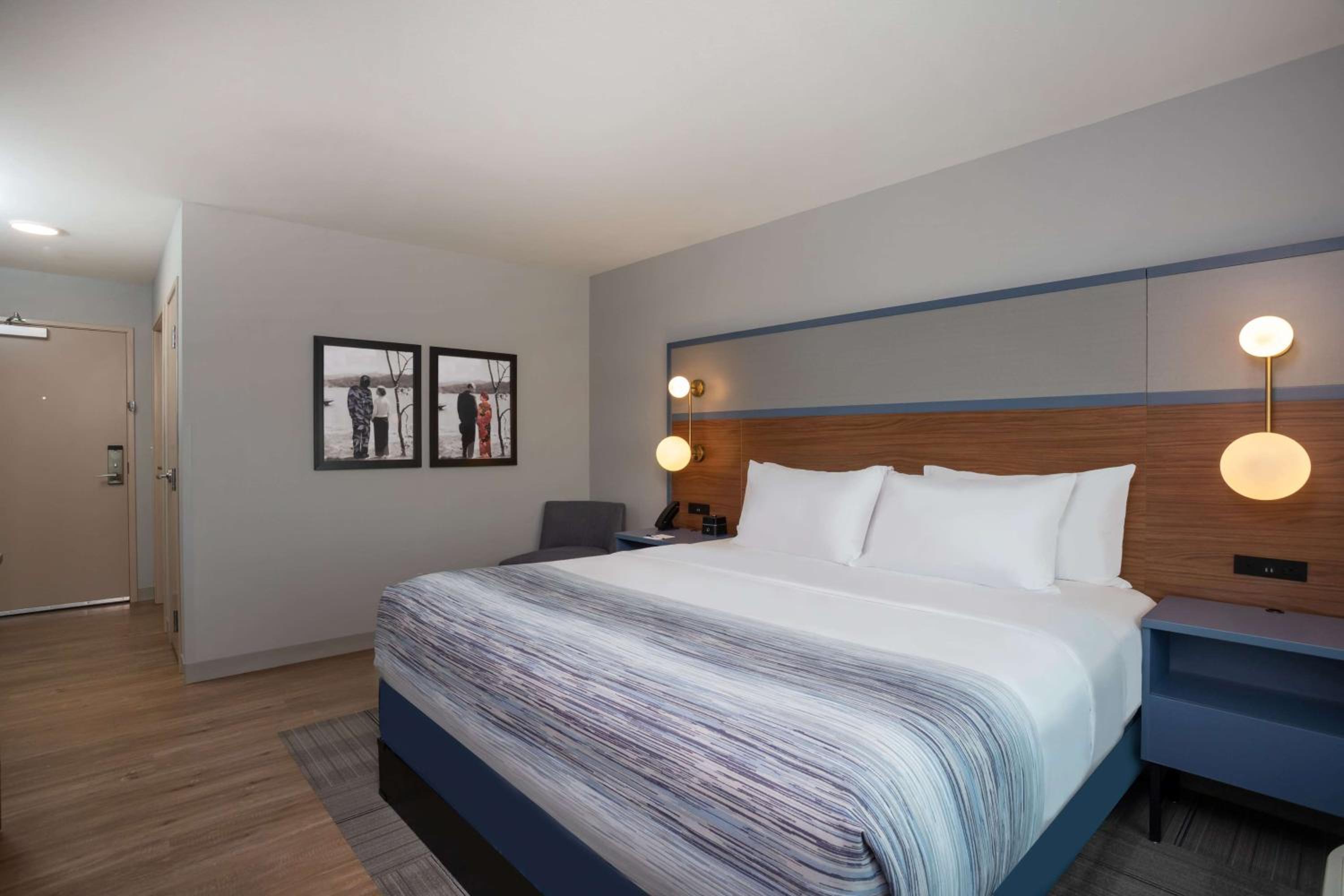 1 King Bed, Mobility/Hearing Accessible Room, Bathtub w/ Grab Bars, Non-Smoking - Photo 4