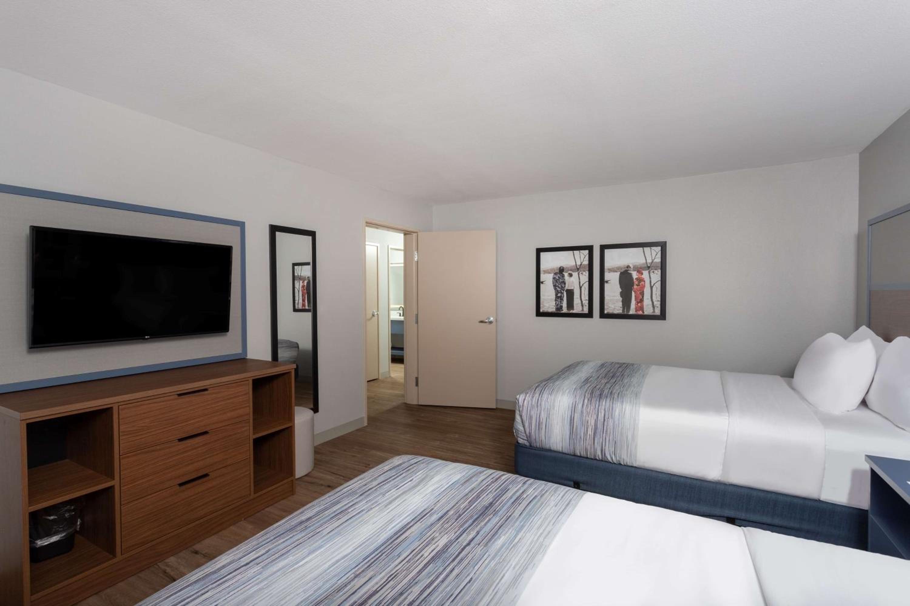 One-Bedroom Suite with Two Queen Beds - Non-Smoking - Photo 5