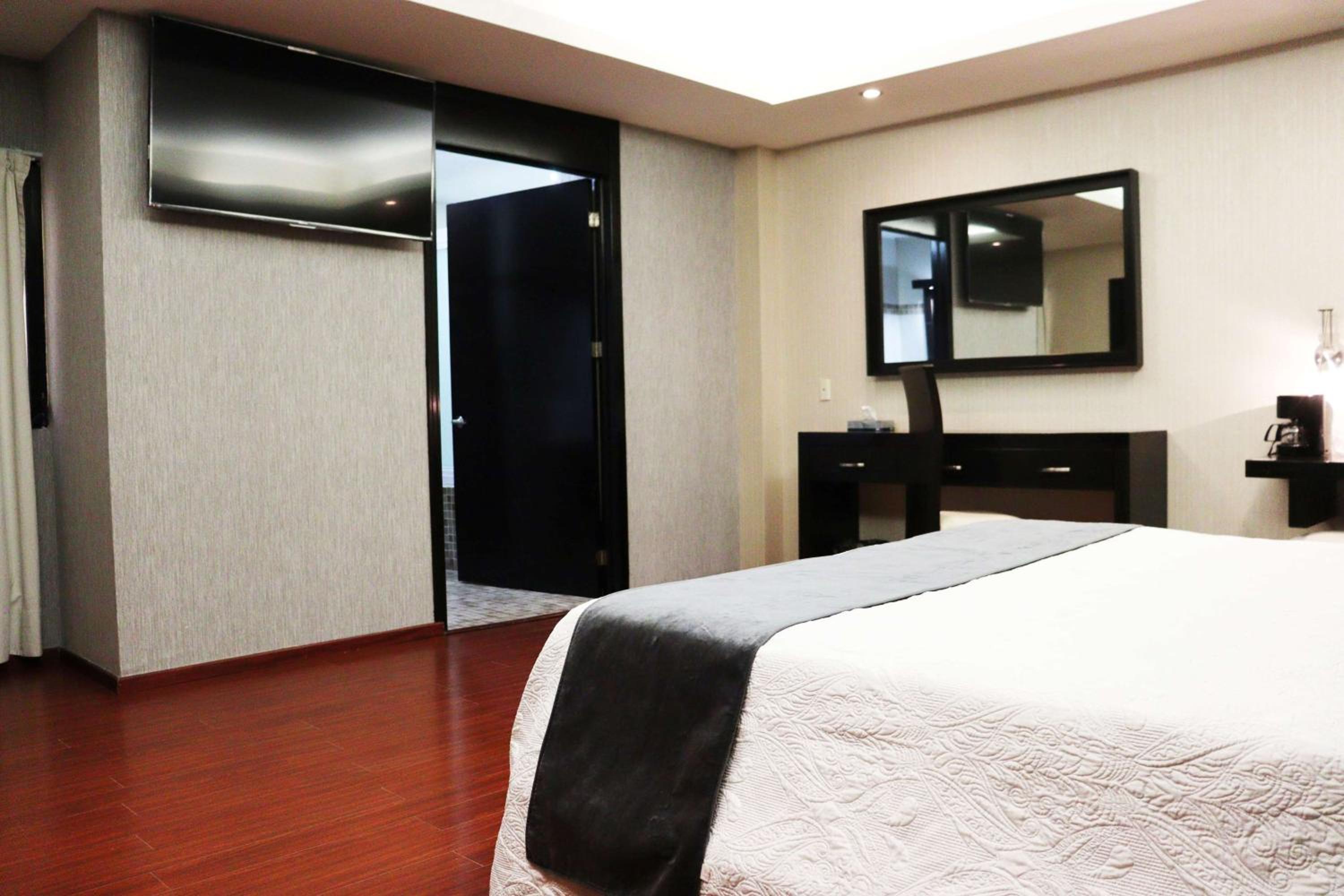 Junior King Suite - Non-Smoking - Photo 5