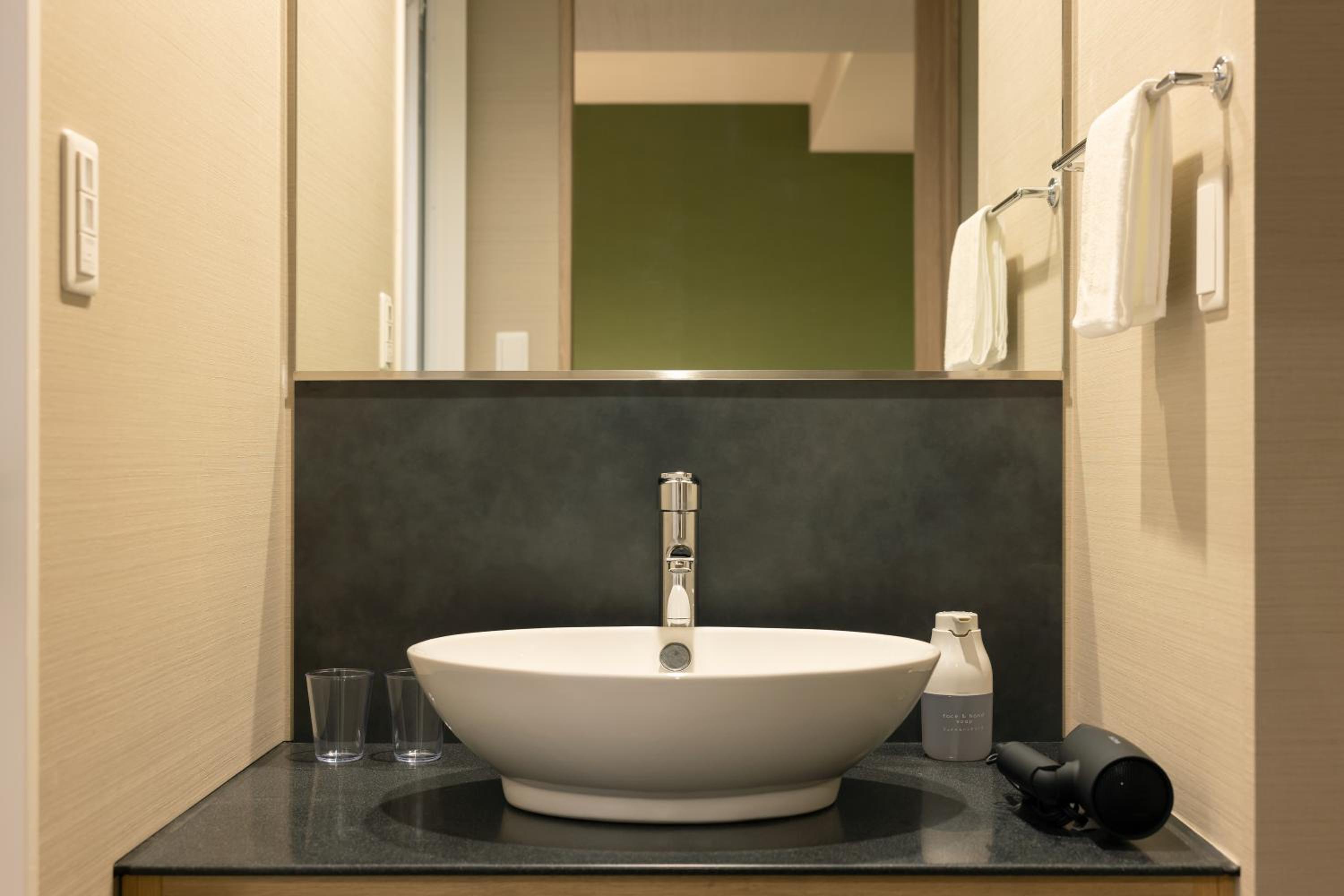 Queen Room with Shower - Photo 2
