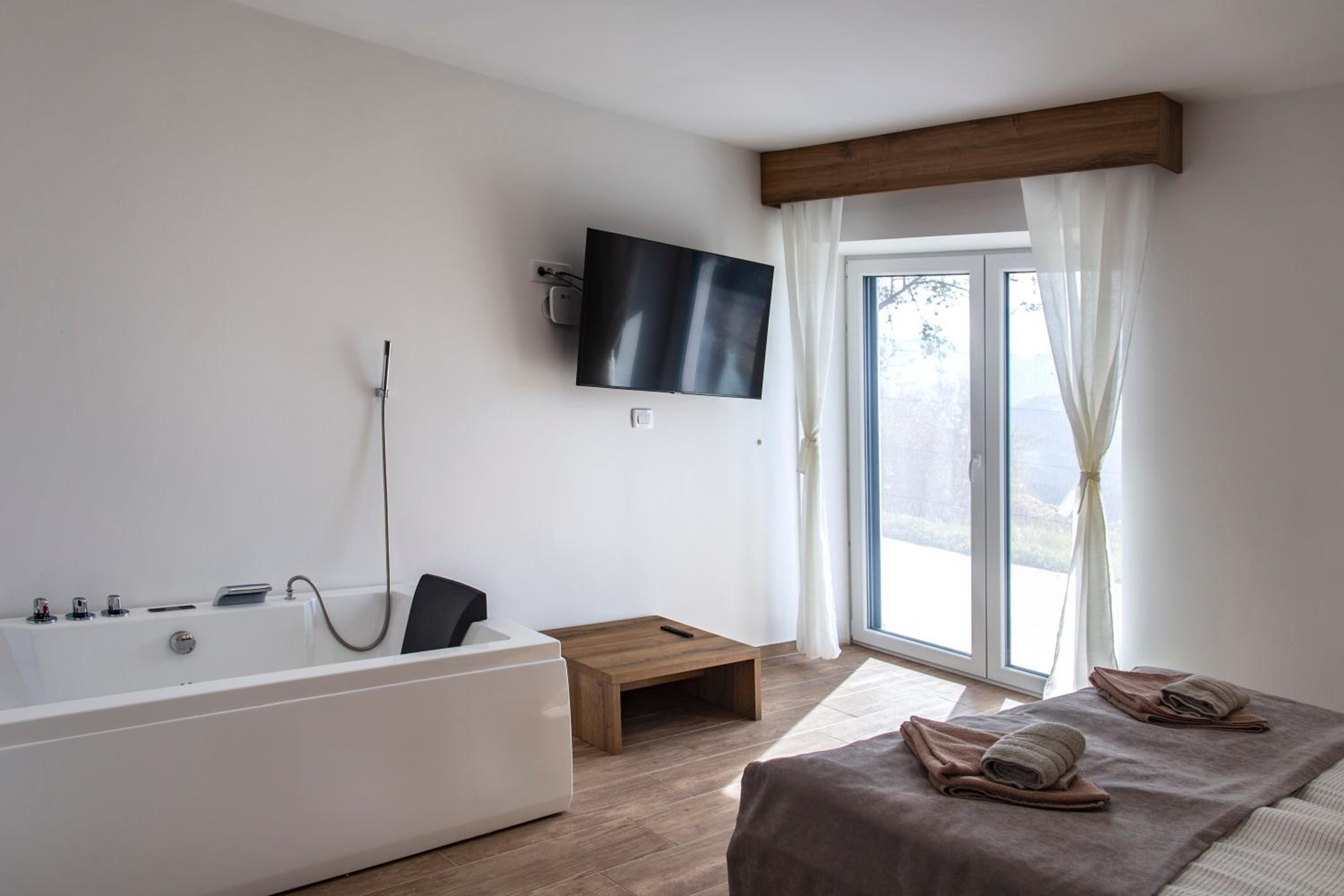 Deluxe Double Room with Bath photo 2
