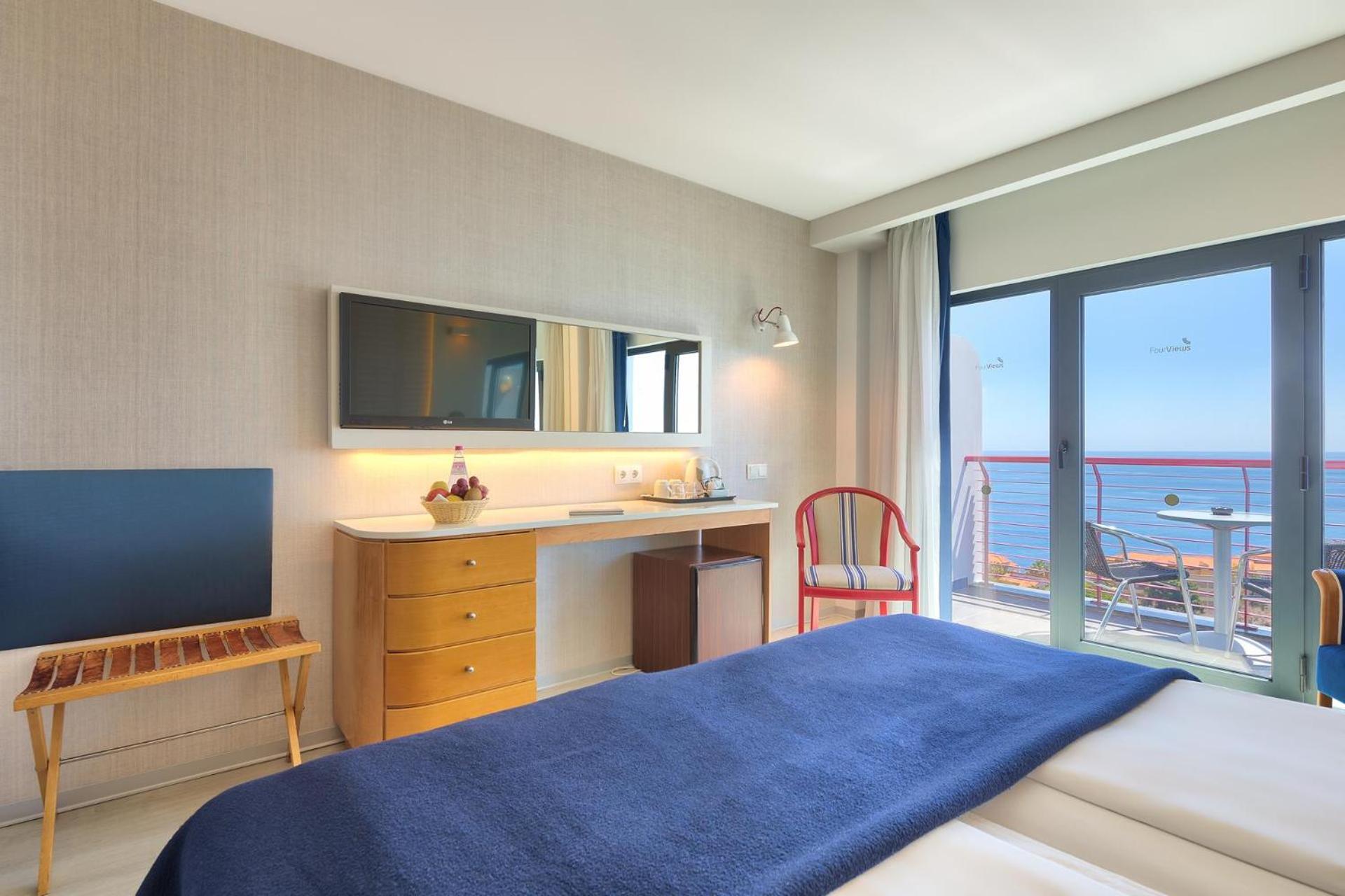 Superior Twin Room With Sea View photo 2