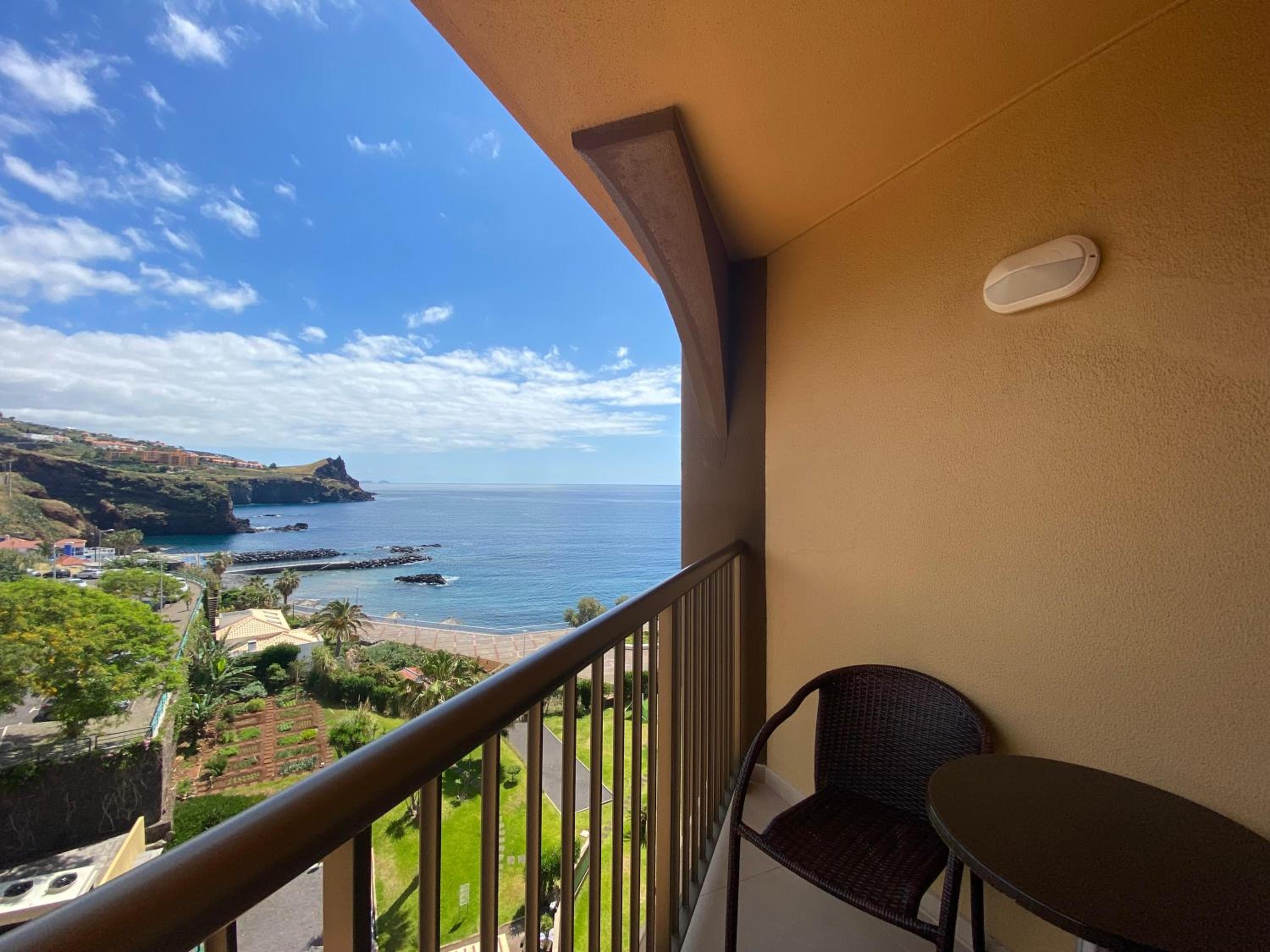Double or Twin Room with Partial Sea View - Photo 2