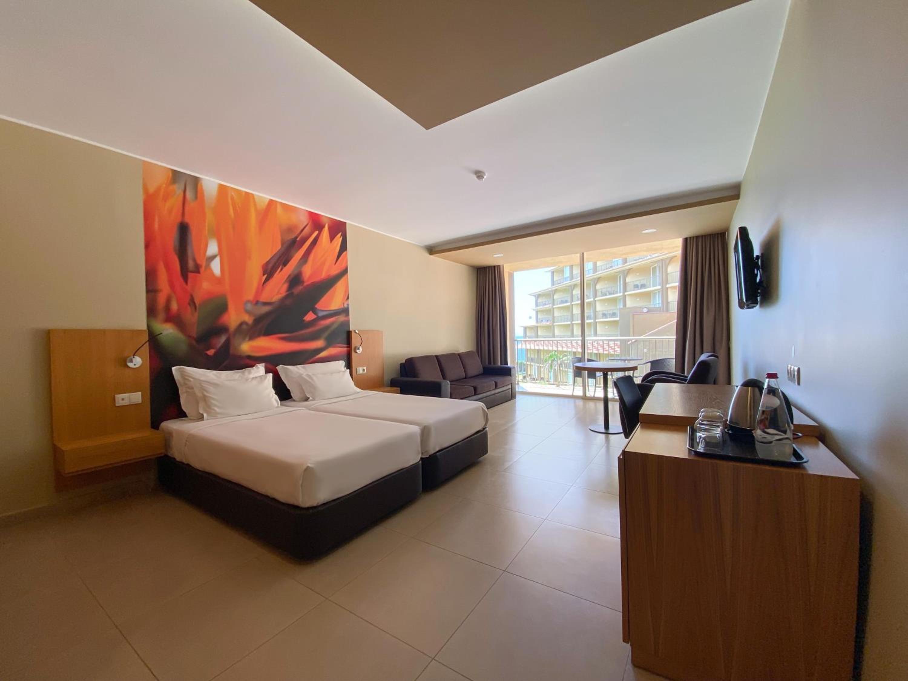 Double or Twin Room with Partial Sea View - Photo 3