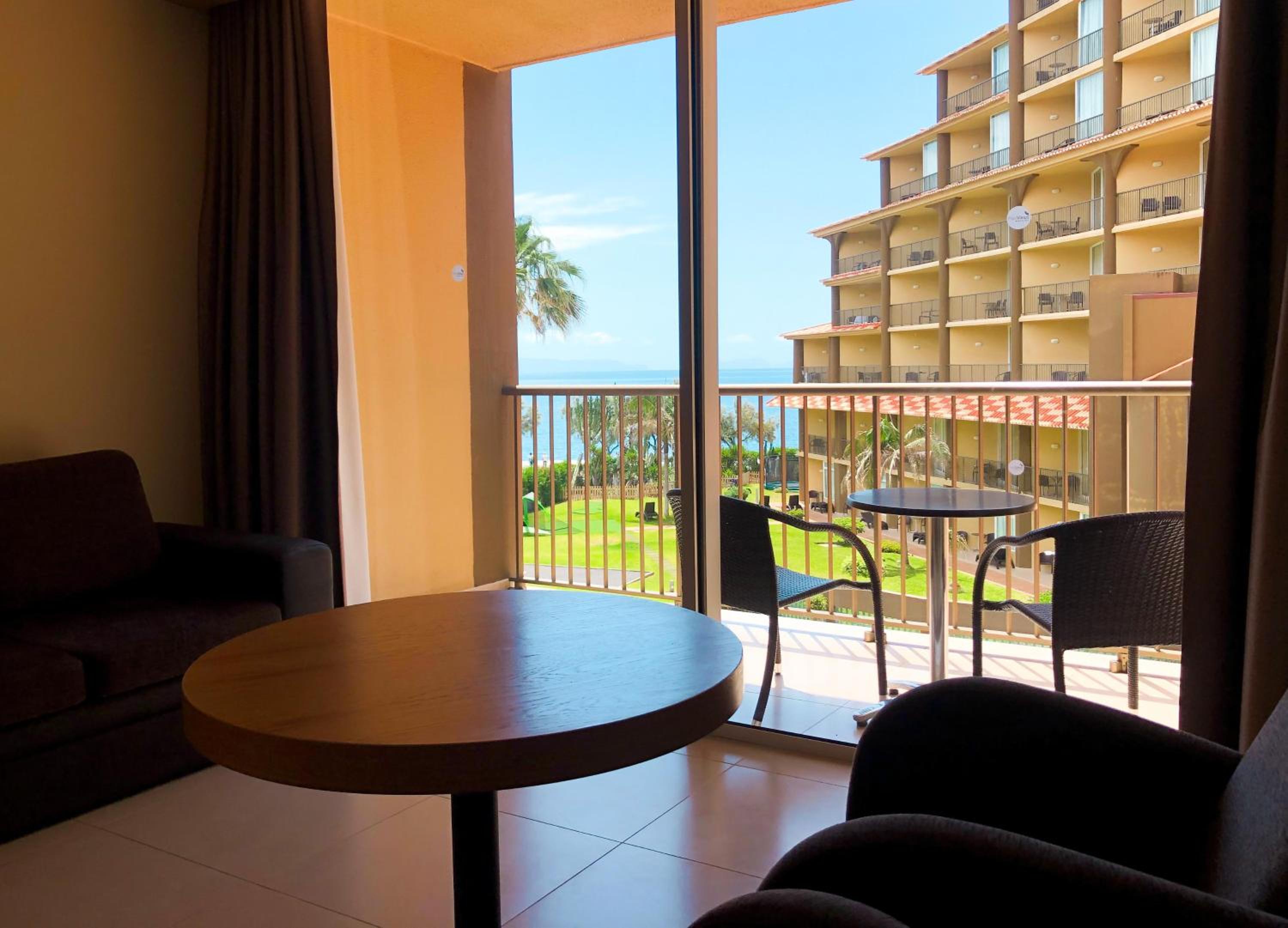 Double or Twin Room with Partial Sea View - Photo 4