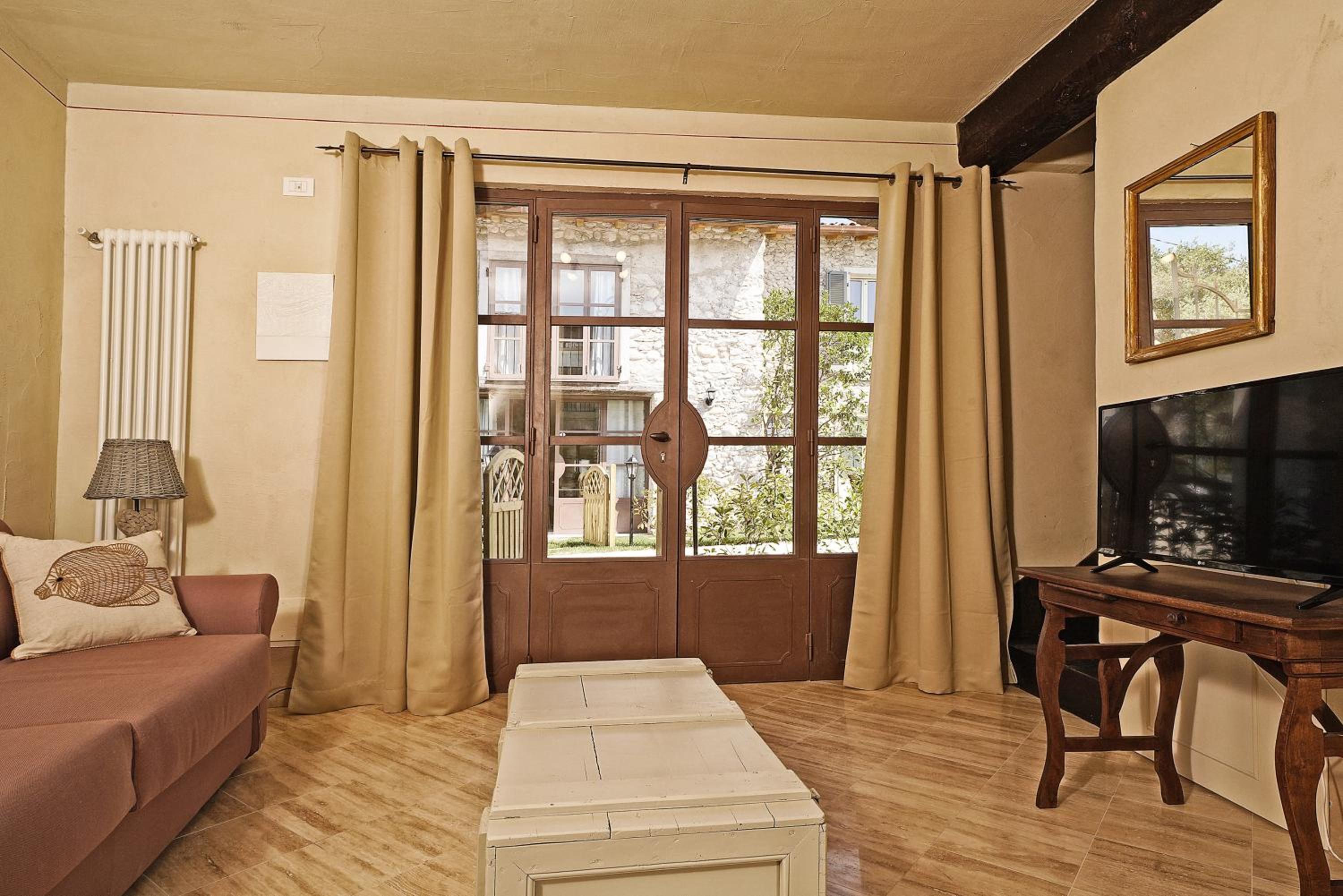 One-Bedroom Apartment Top photo 1