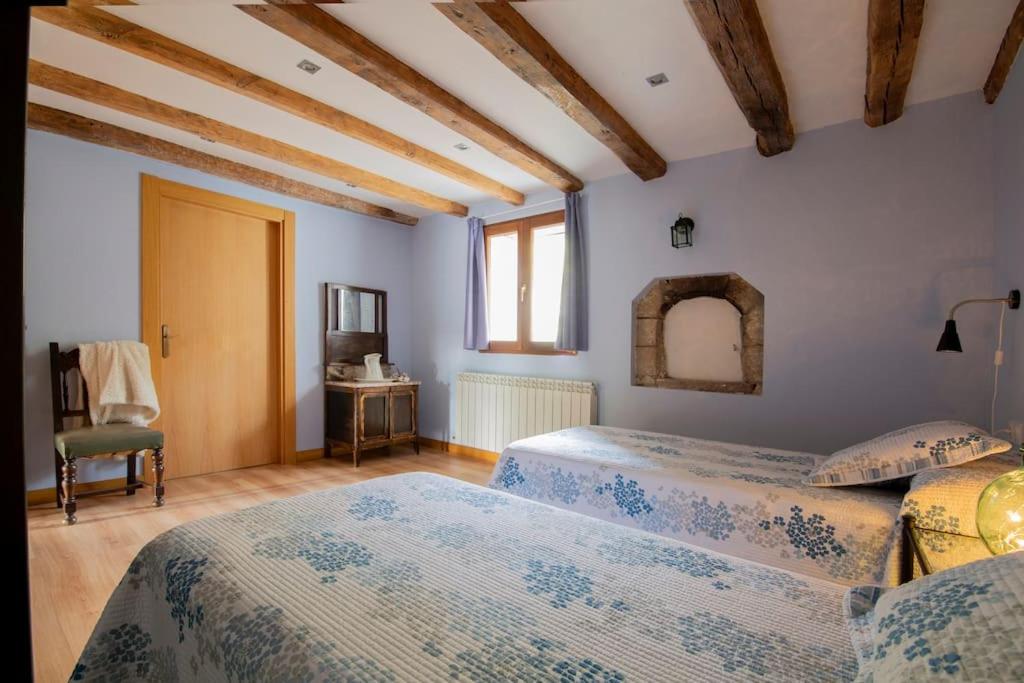 Six-Bedroom House photo 3