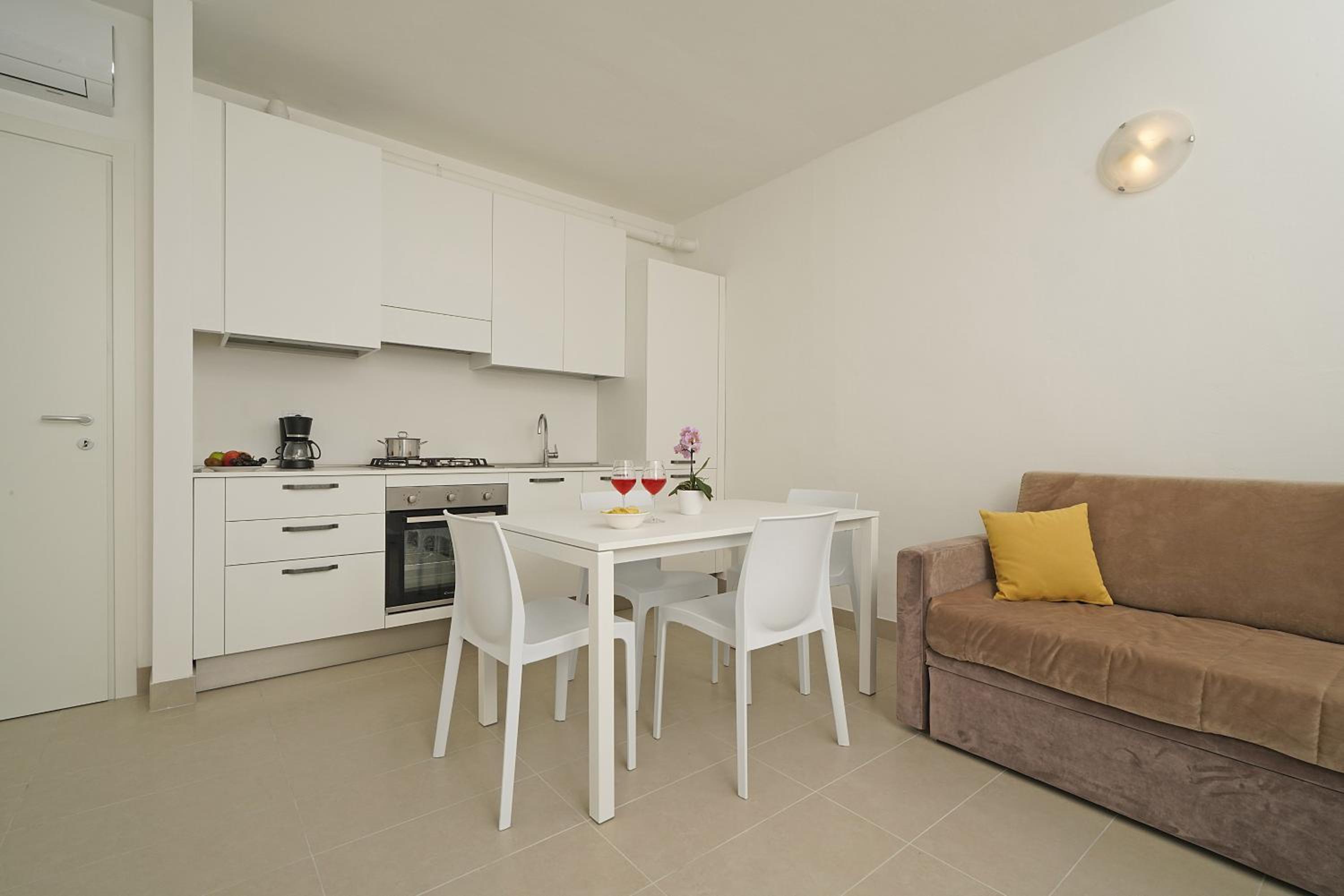 One-Bedroom Apartment with Partial Lake View photo 2