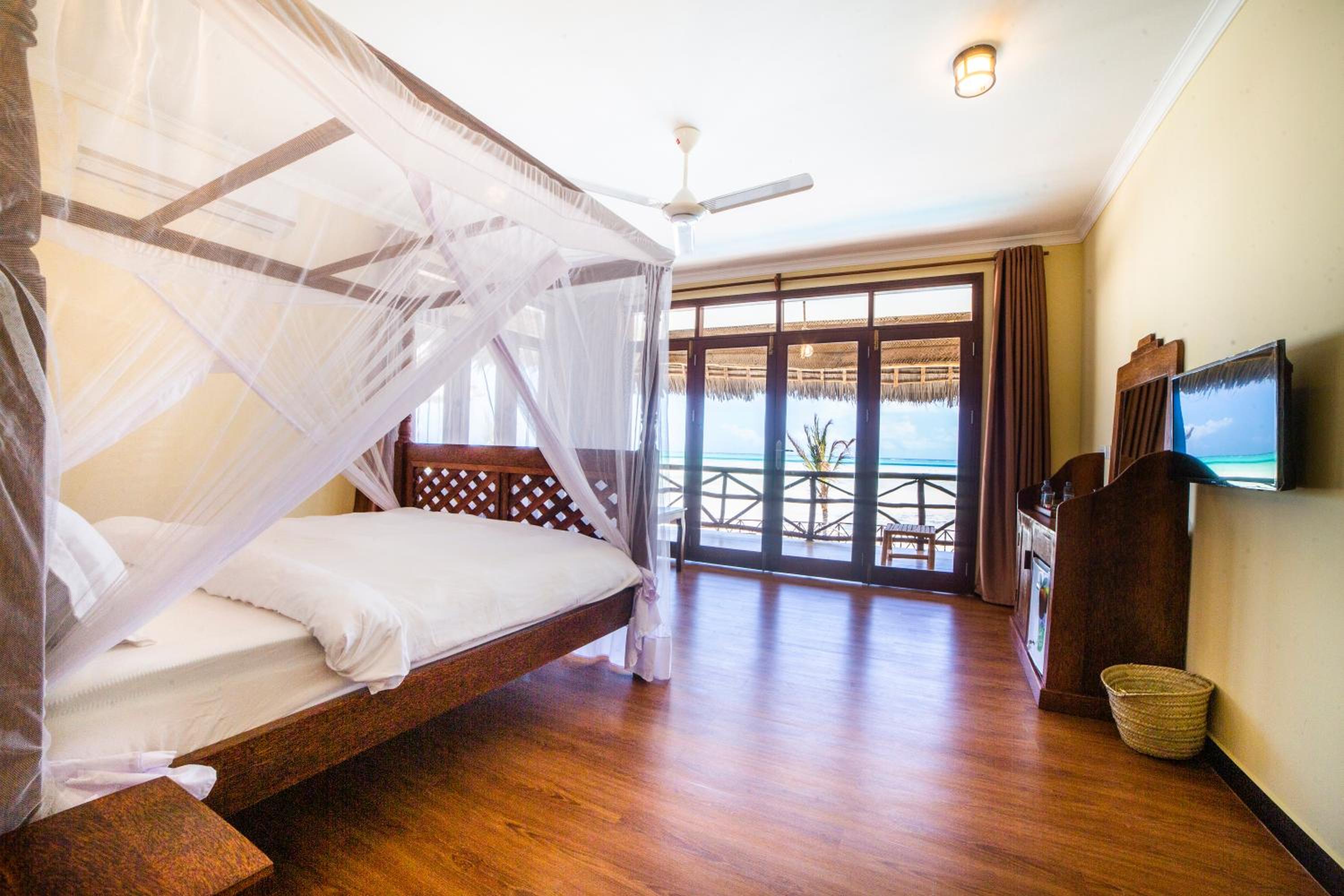 Double Room with Balcony and Sea View - Photo 1