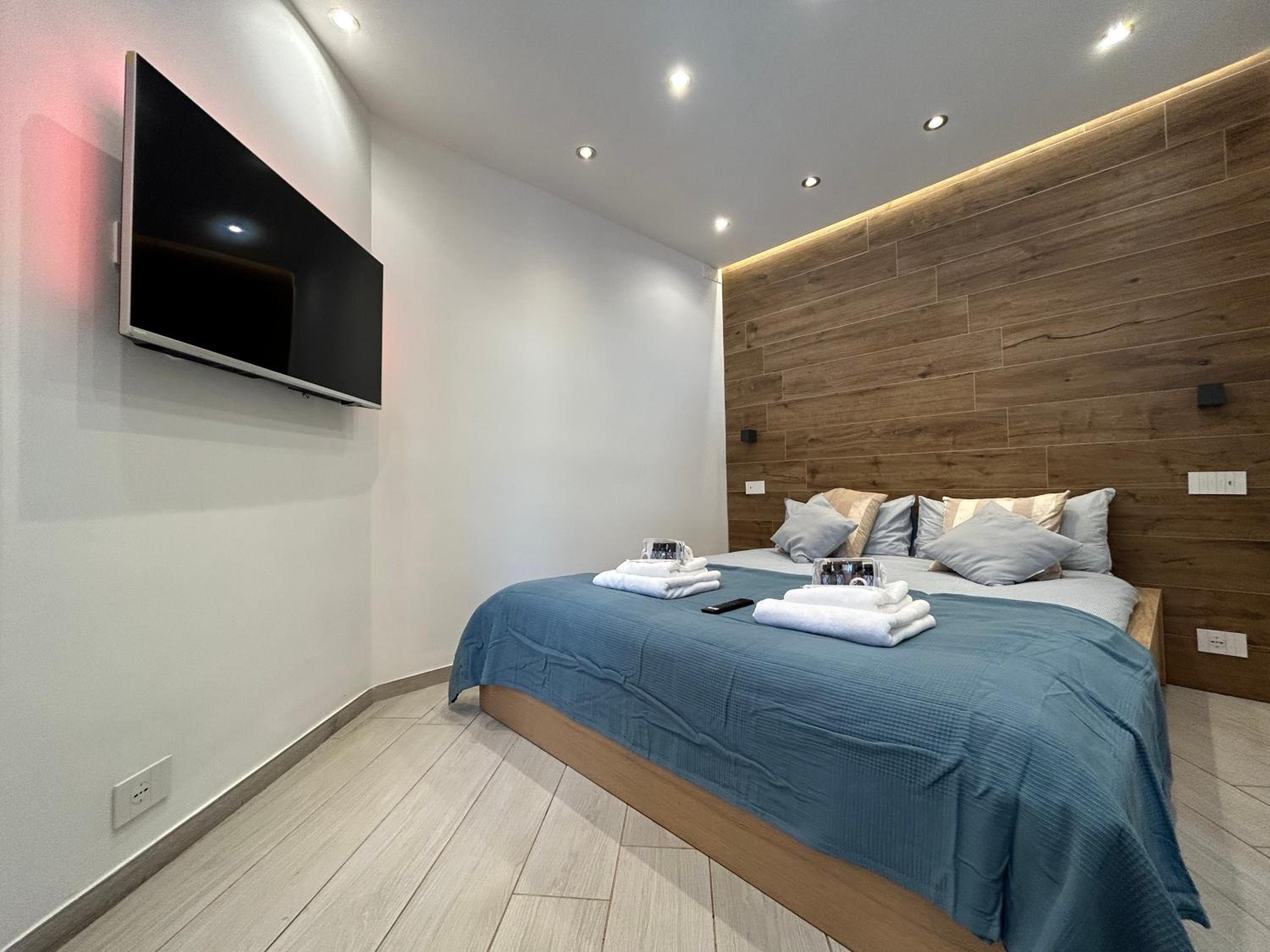 One-Bedroom Apartment photo 1