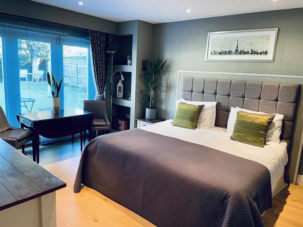Double or Twin Room with Private Bathroom photo 3