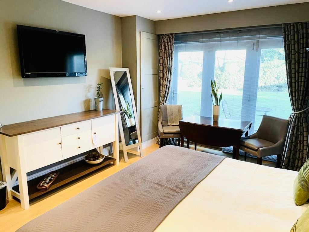 Double or Twin Room with Private Bathroom photo 2