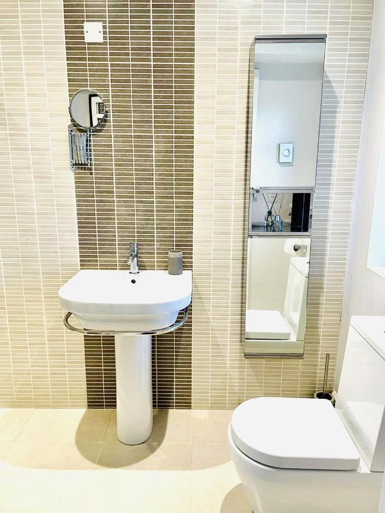 Double or Twin Room with Private Bathroom photo 2