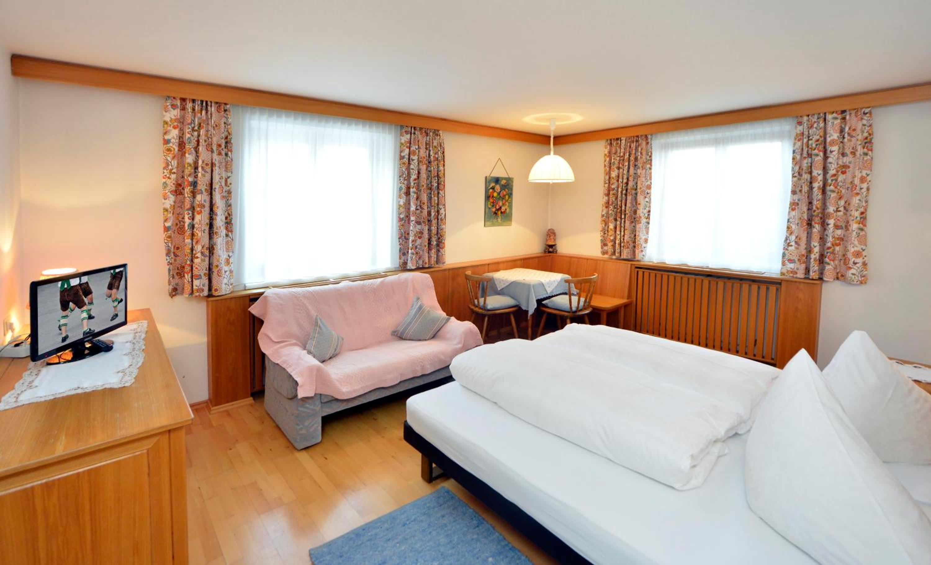 One-Bedroom Apartment photo 1