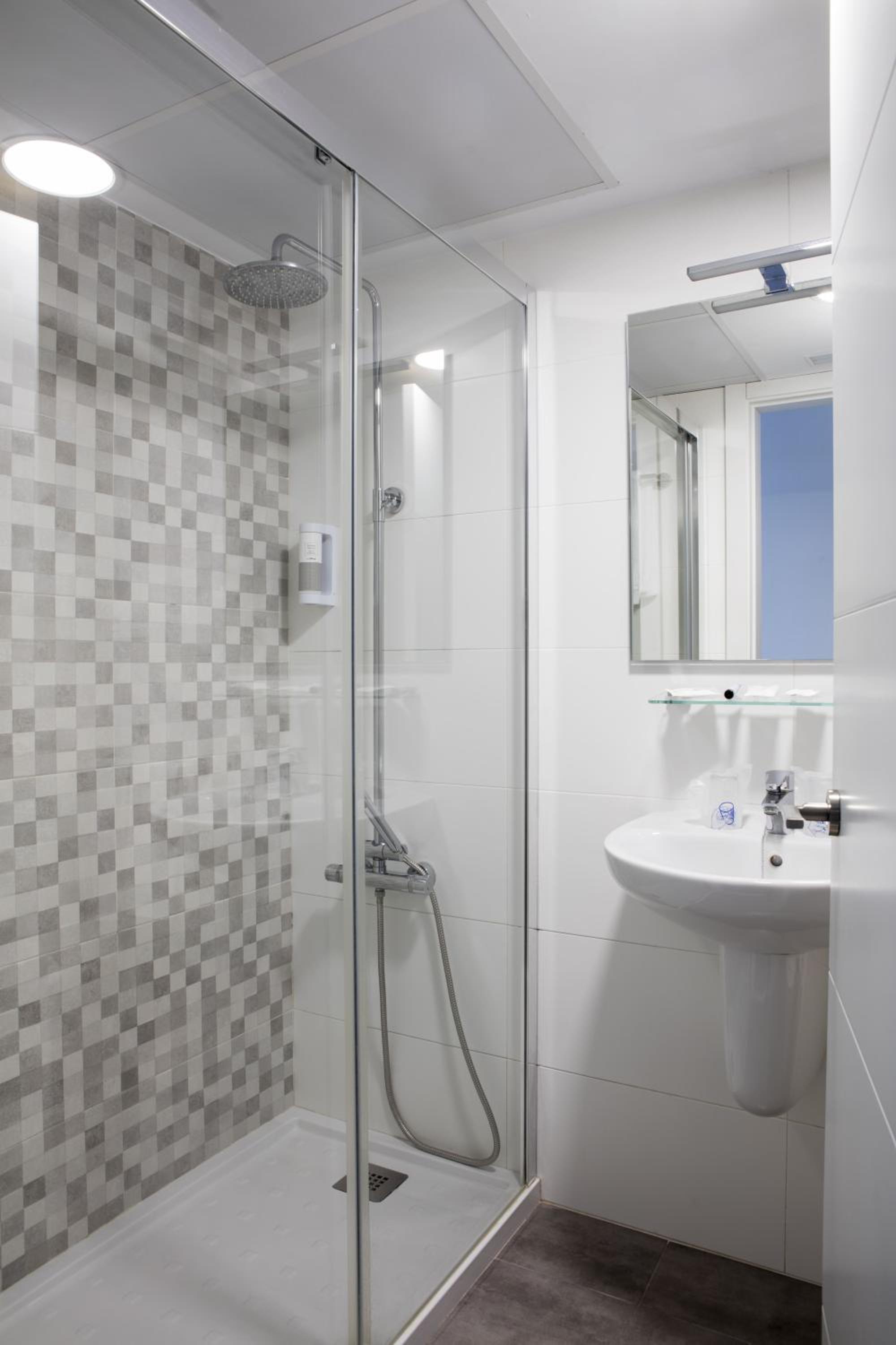 Twin Room - Photo 5