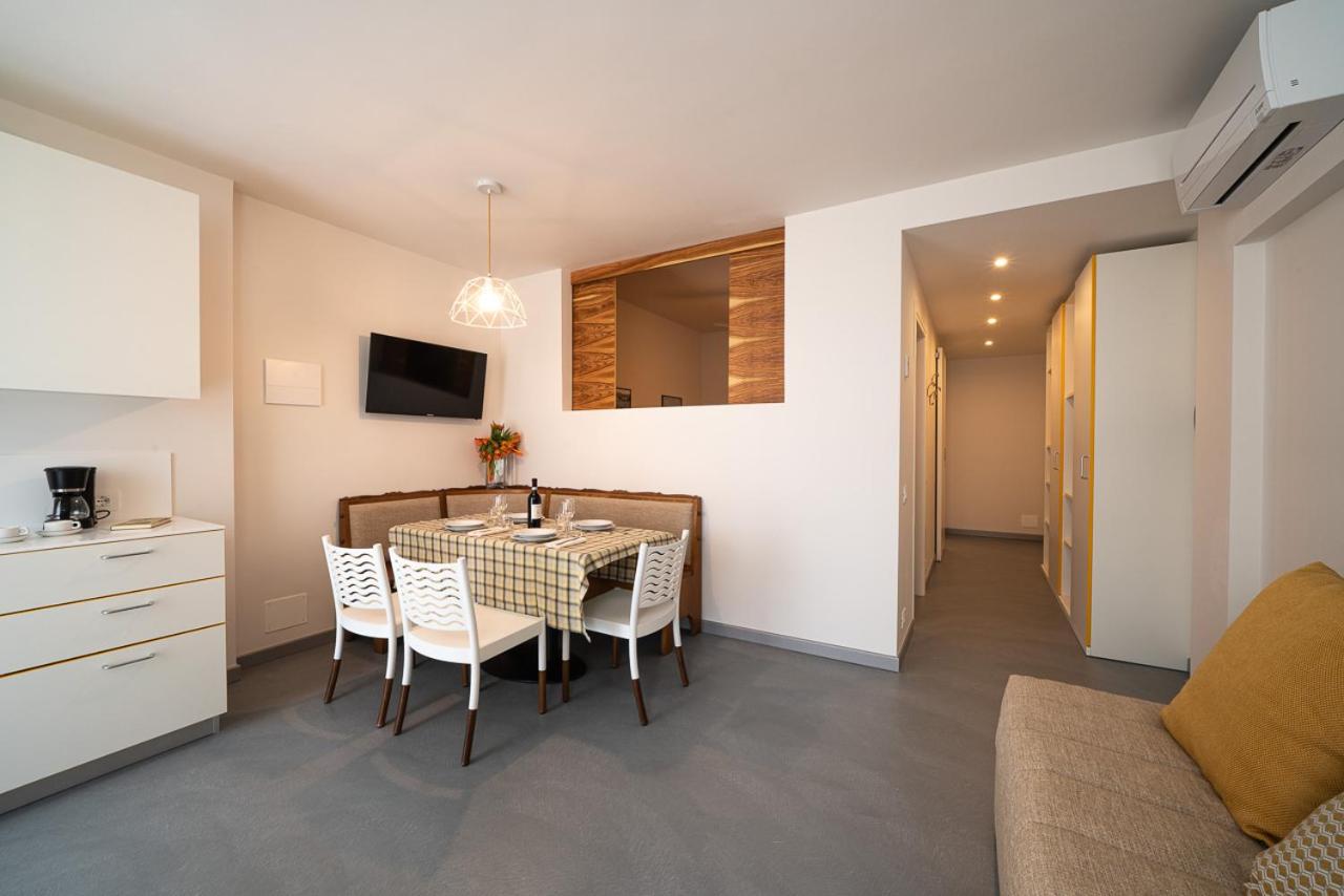 One-Bedroom Apartment with Lake View photo 2