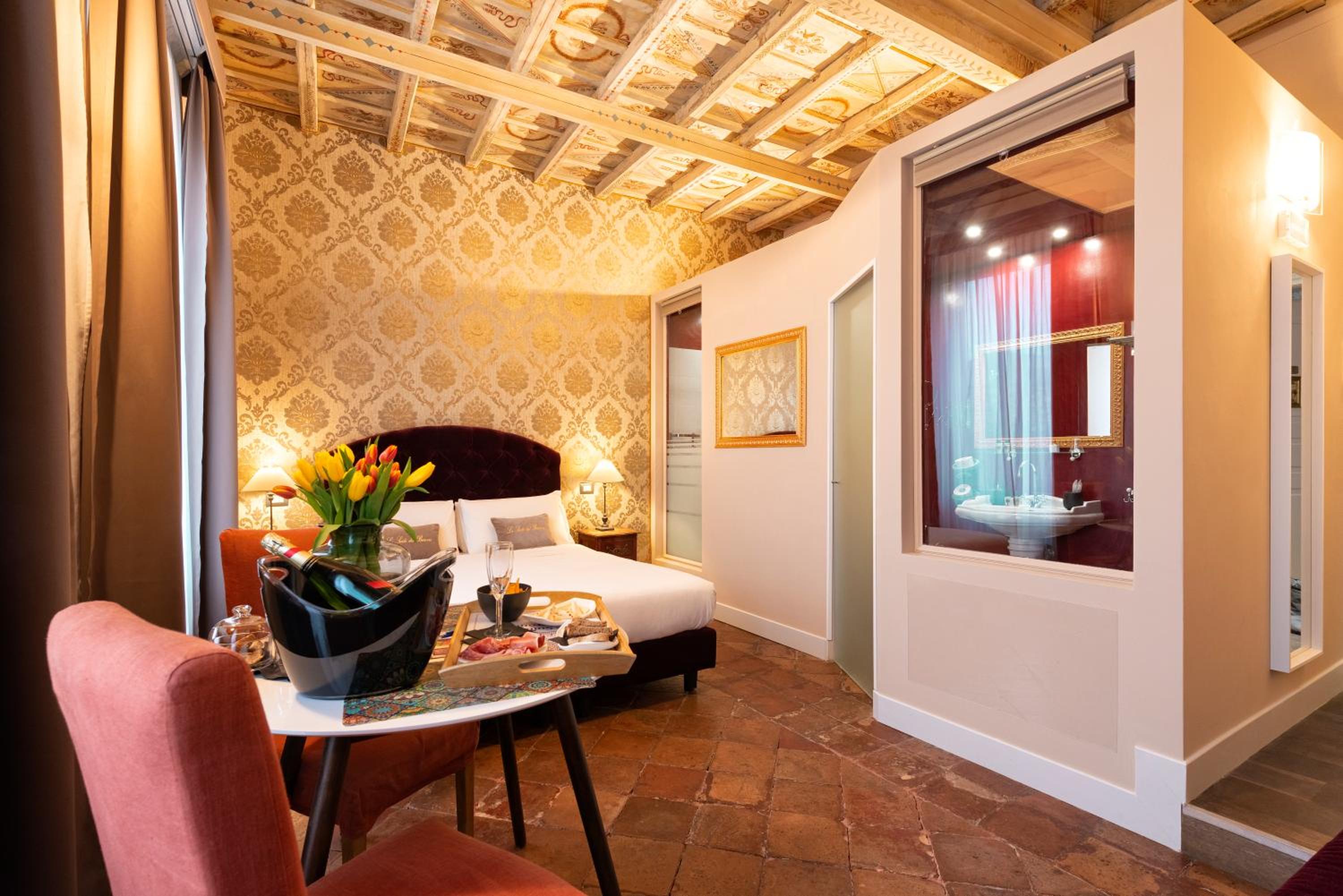 Deluxe Room with Balcony photo 1