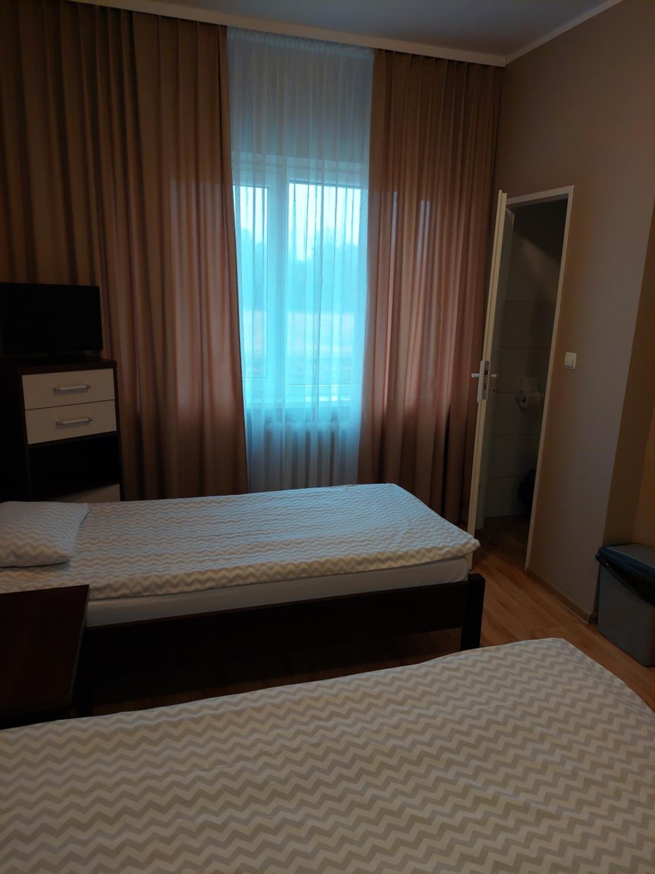 Small Twin Room - Photo 4
