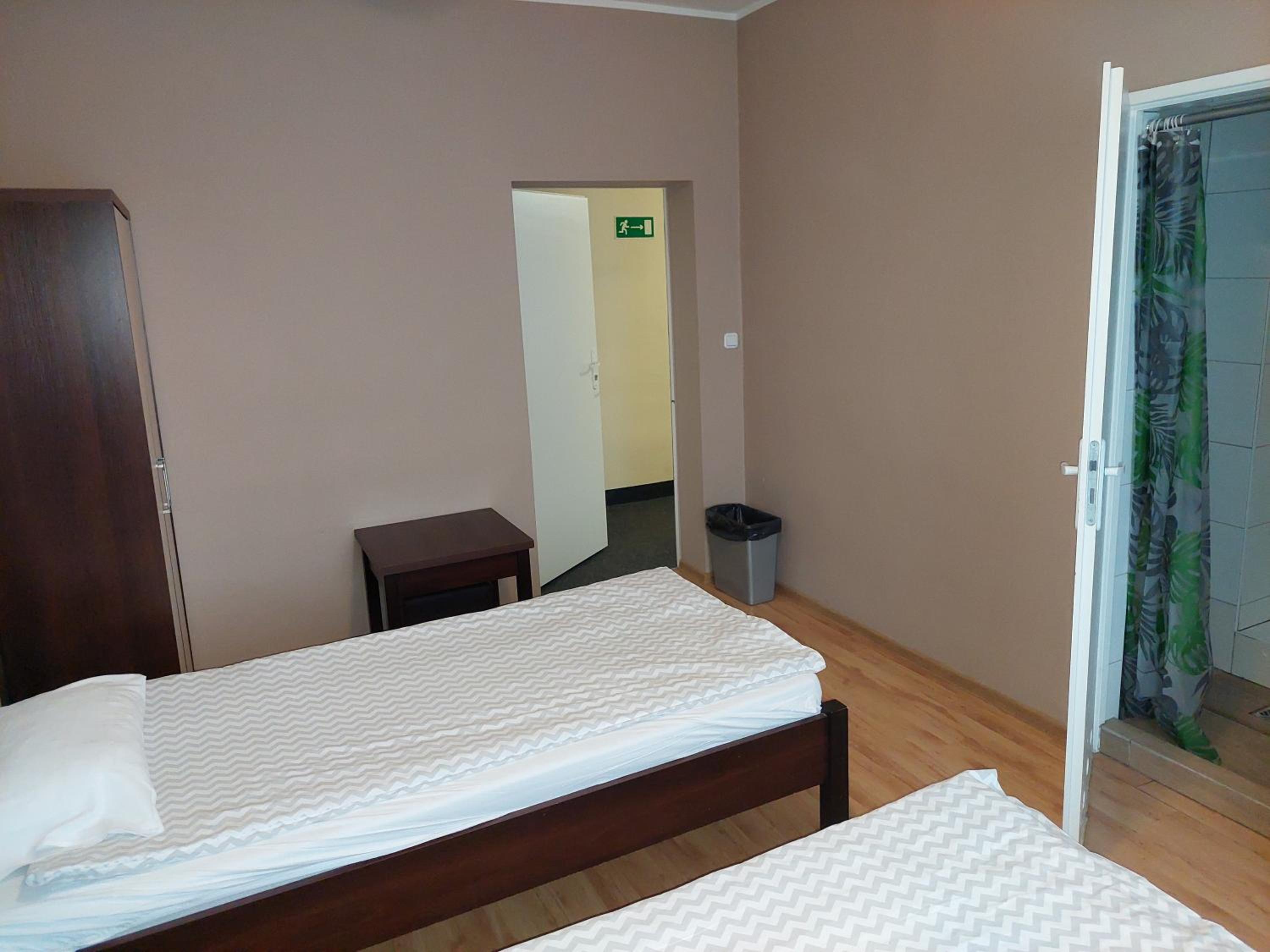 Small Twin Room - Photo 5