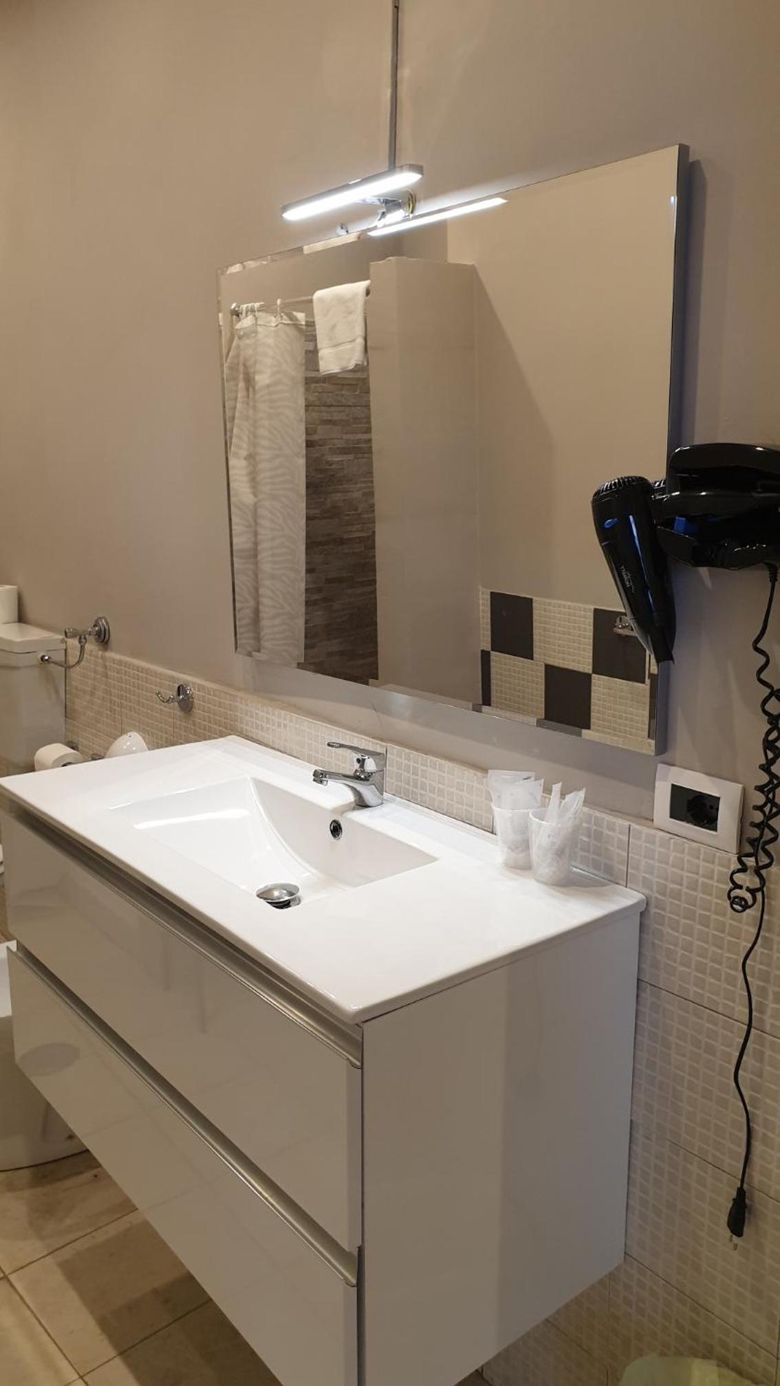 Twin Room with Private Bathroom photo 2