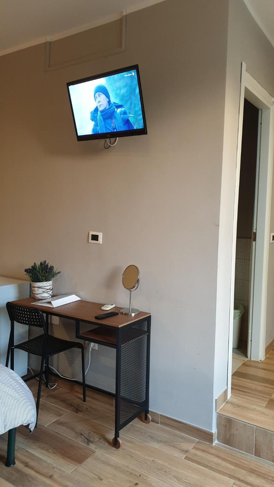 Twin Room with Private Bathroom photo 3
