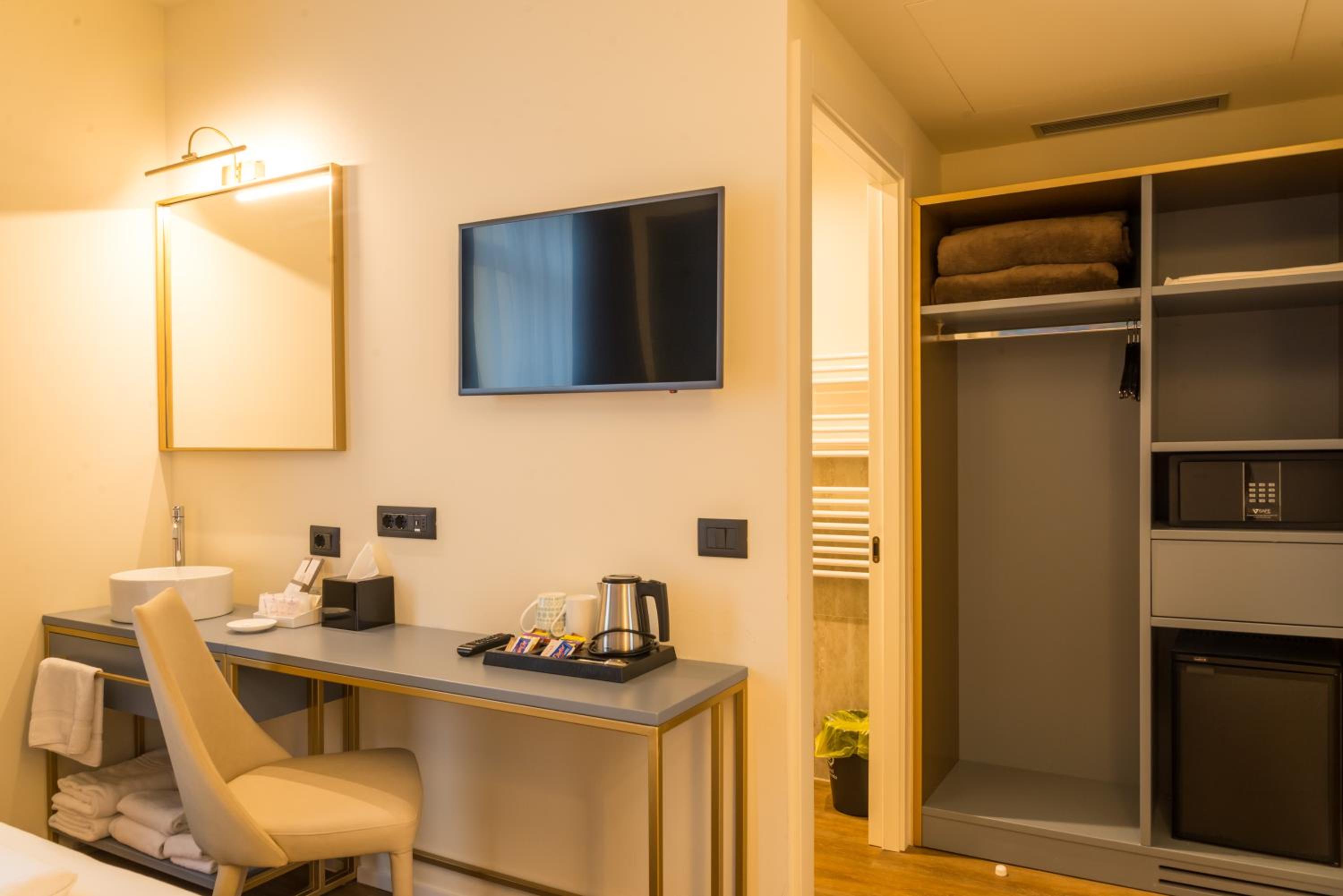 Classic Double or Twin Room - Photo 6
