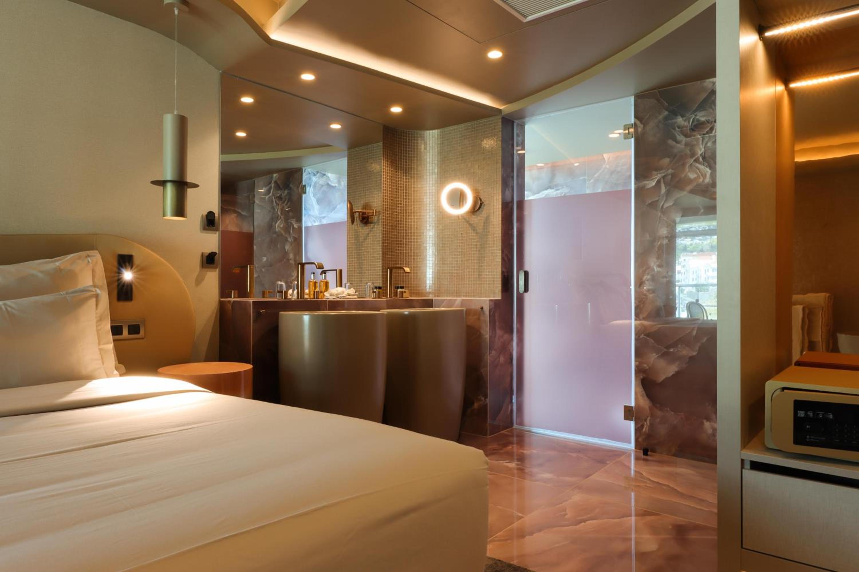 Junior Suite with Mountain View - Photo 12