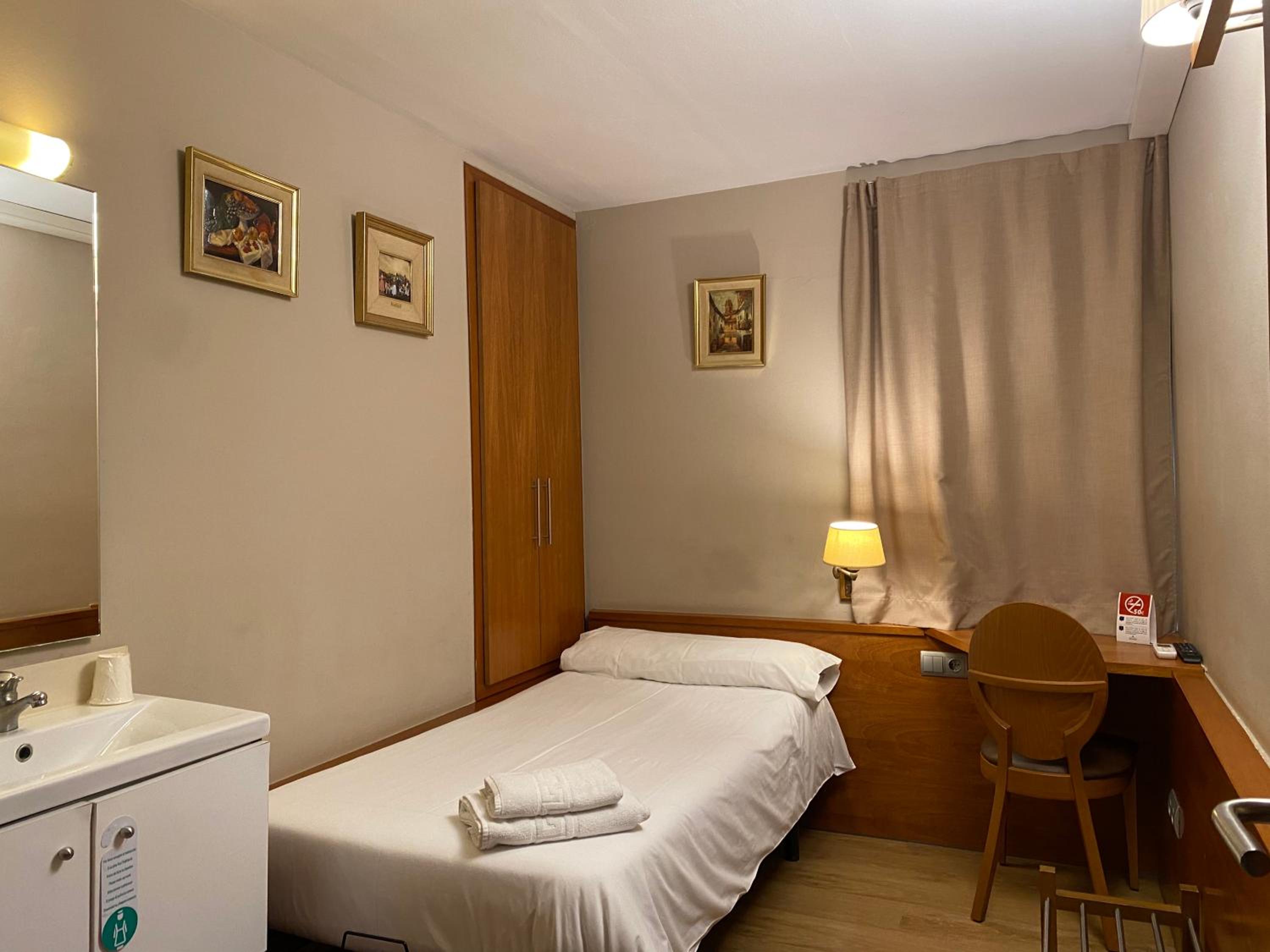 Standard Single Room with Shared Bathroom photo 3