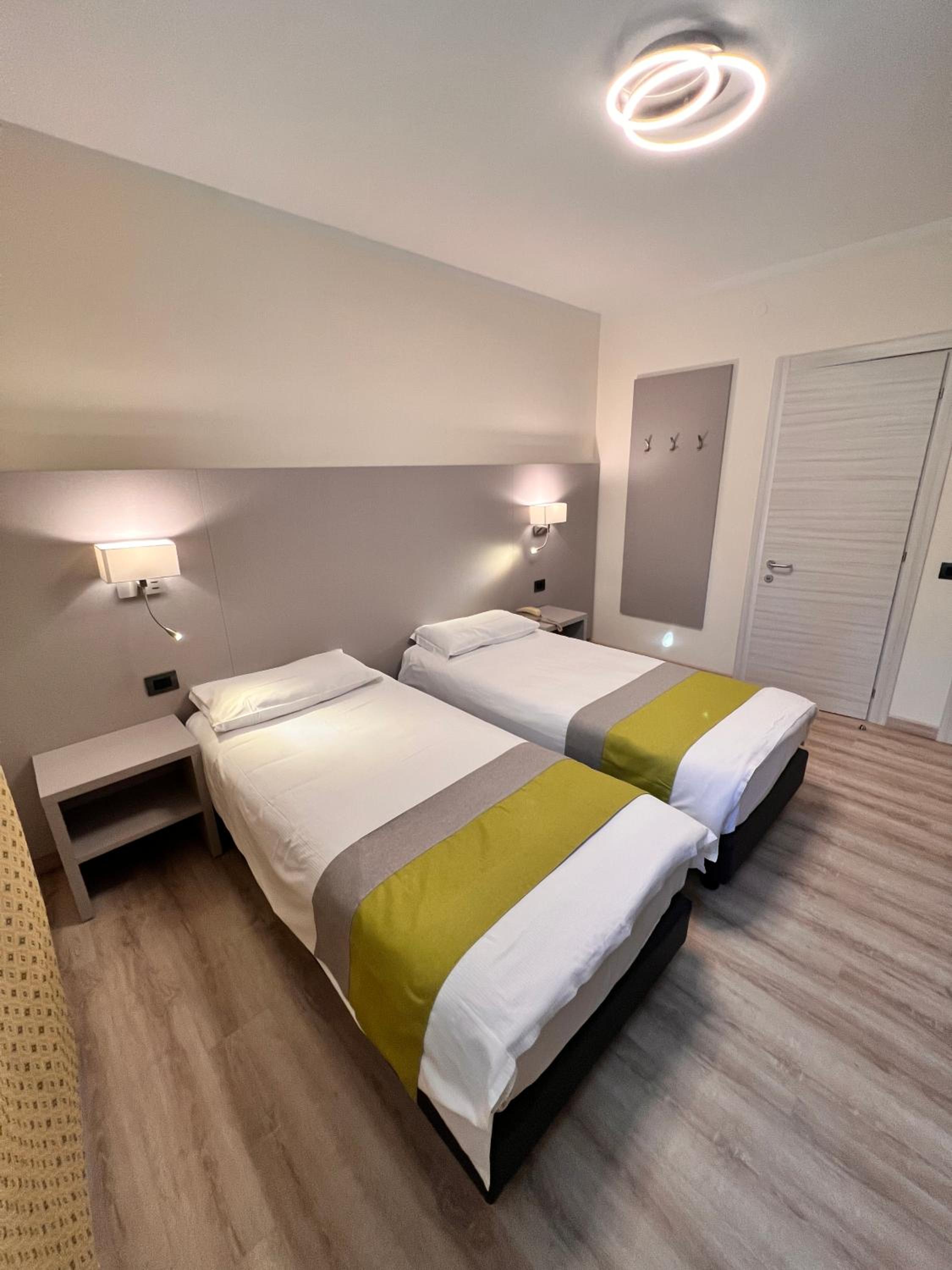 Double or Twin Room - Photo 6