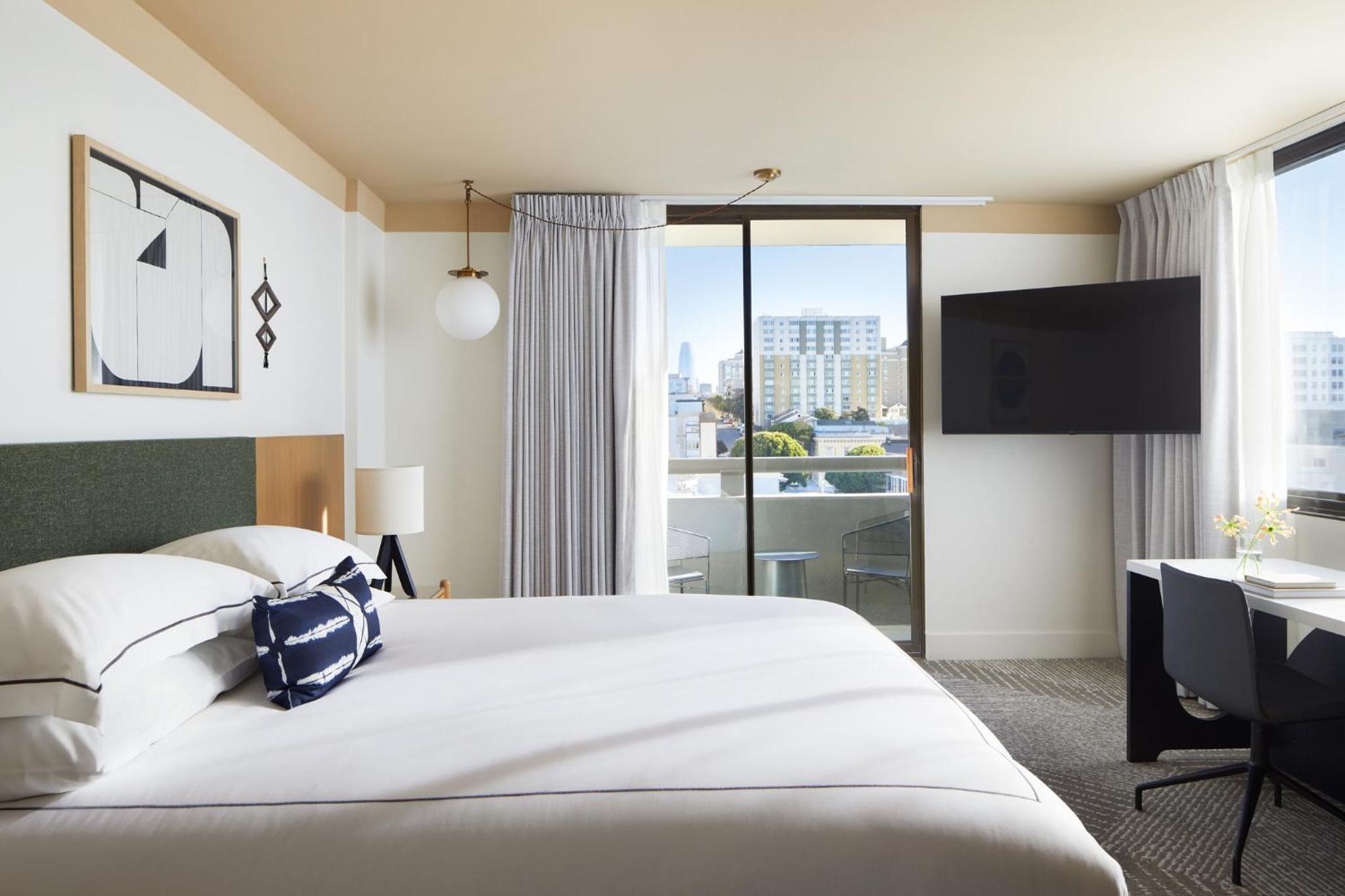 Corner King Room with Balcony - Photo 2