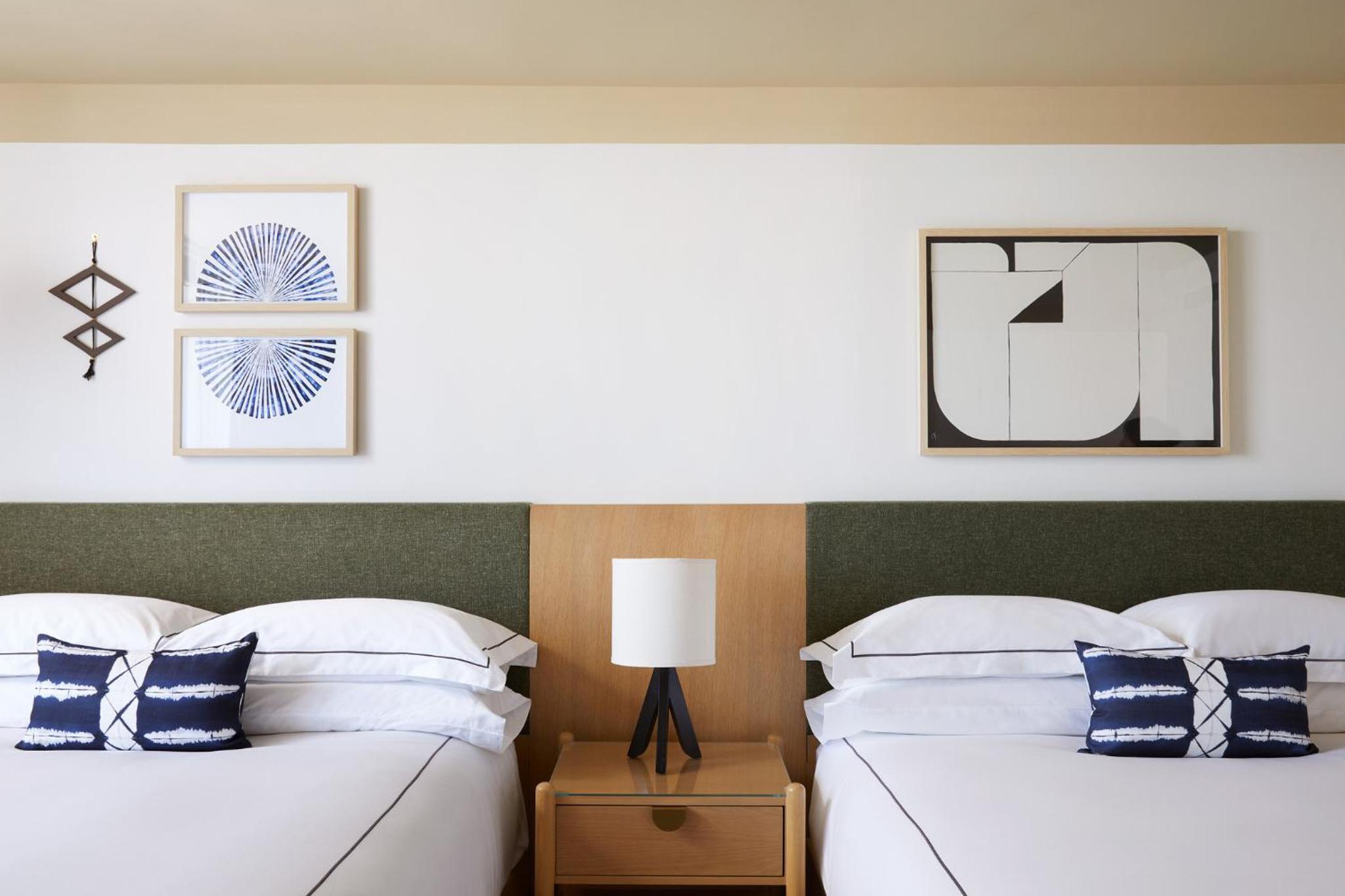 Queen Room with Two Queen Beds - Photo 4