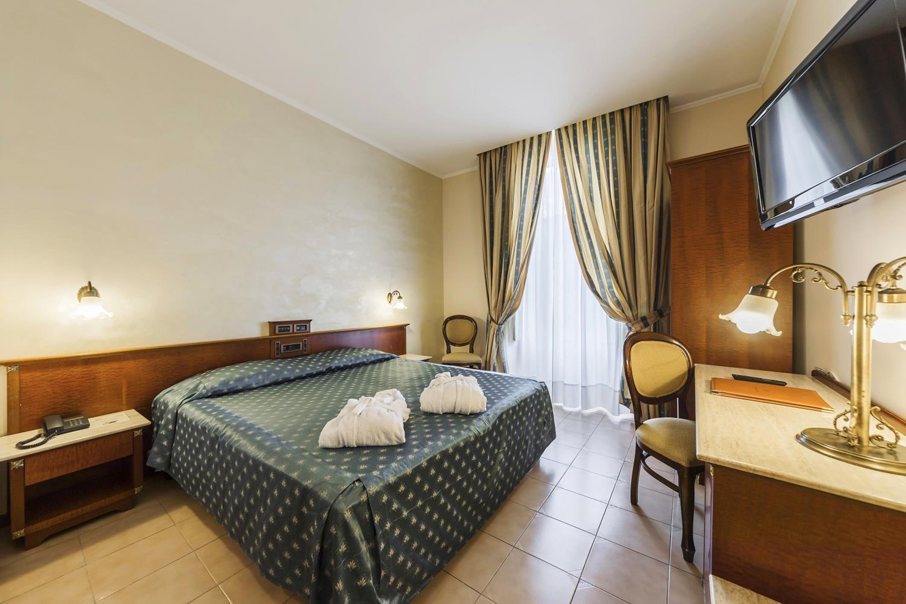 Classic Double or Twin Room with Spa Access - Photo 1
