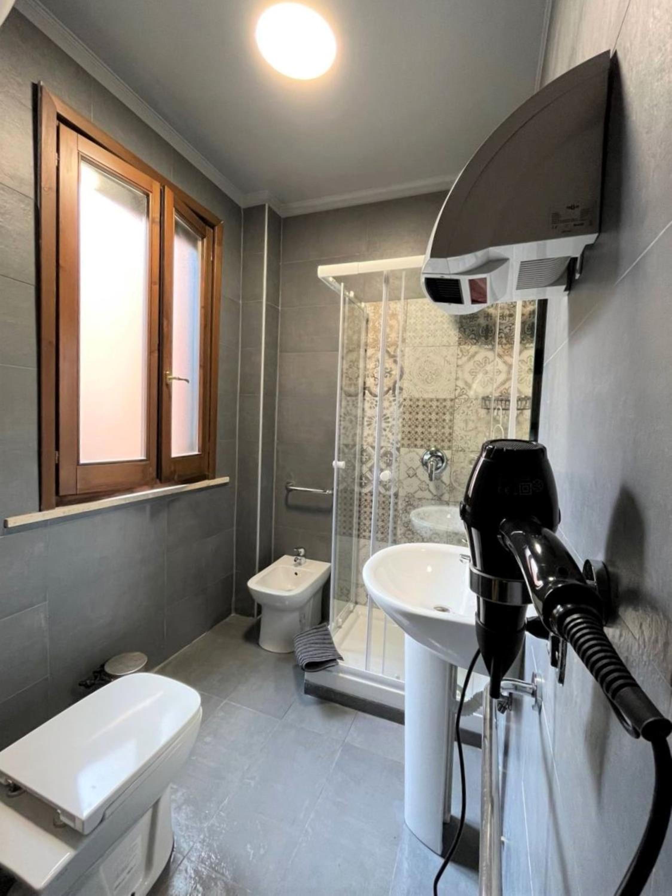 Bed in 6-Bed Female Dormitory Room with Private Bathroom photo 3