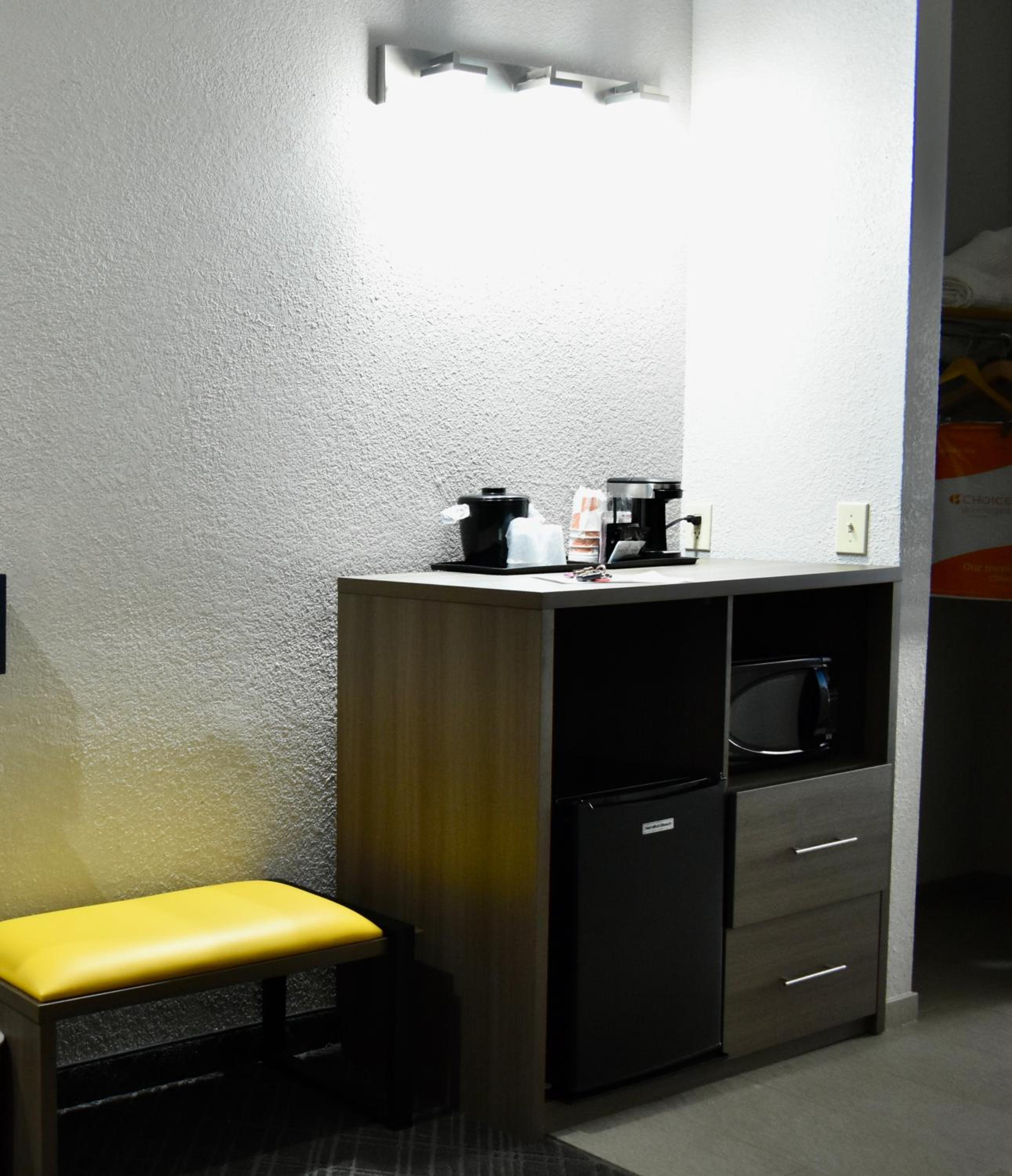 King Suite with Sofa Bed - Non-Smoking - Photo 3