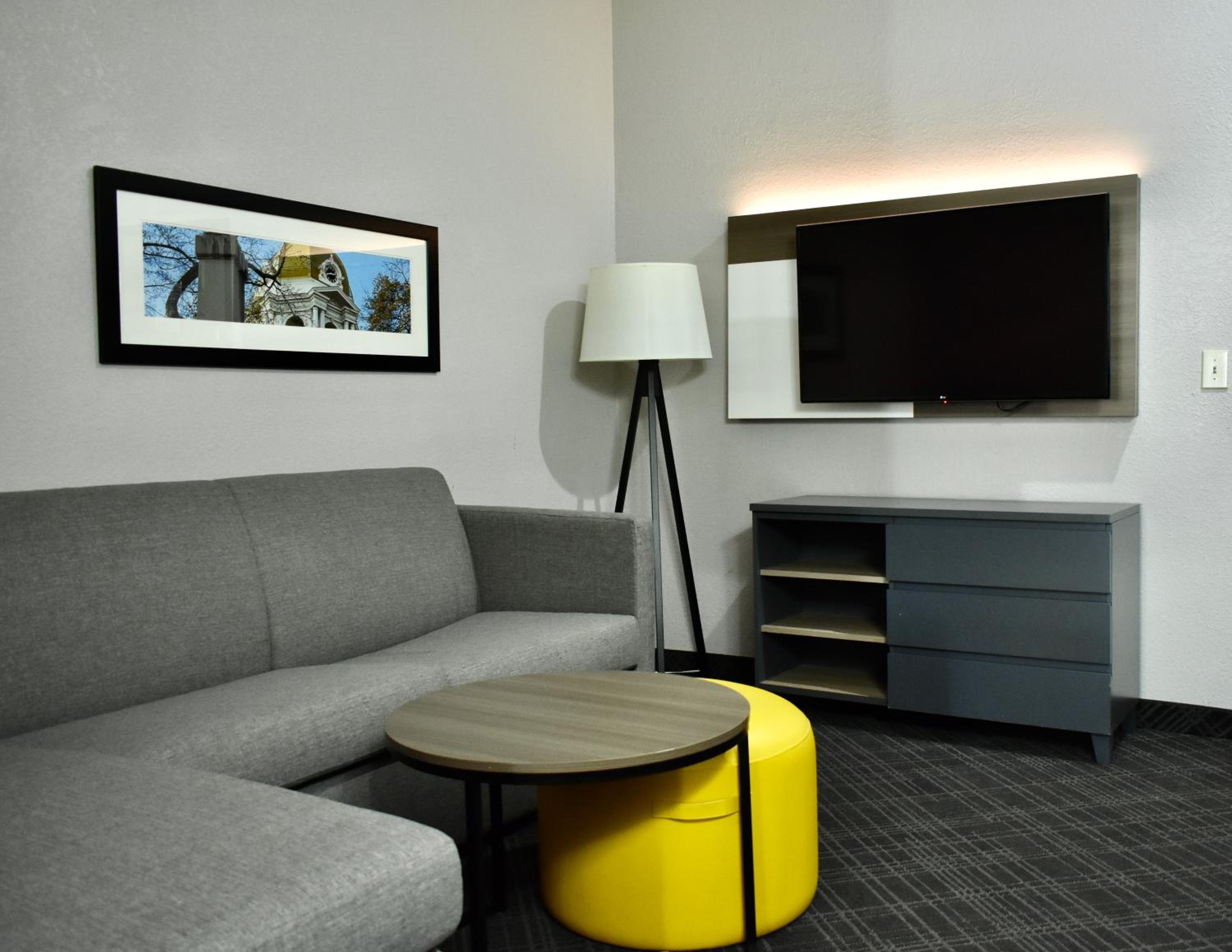 King Suite with Sofa Bed - Non-Smoking - Photo 4