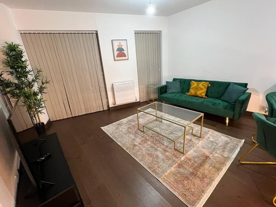 One-Bedroom Apartment photo 1
