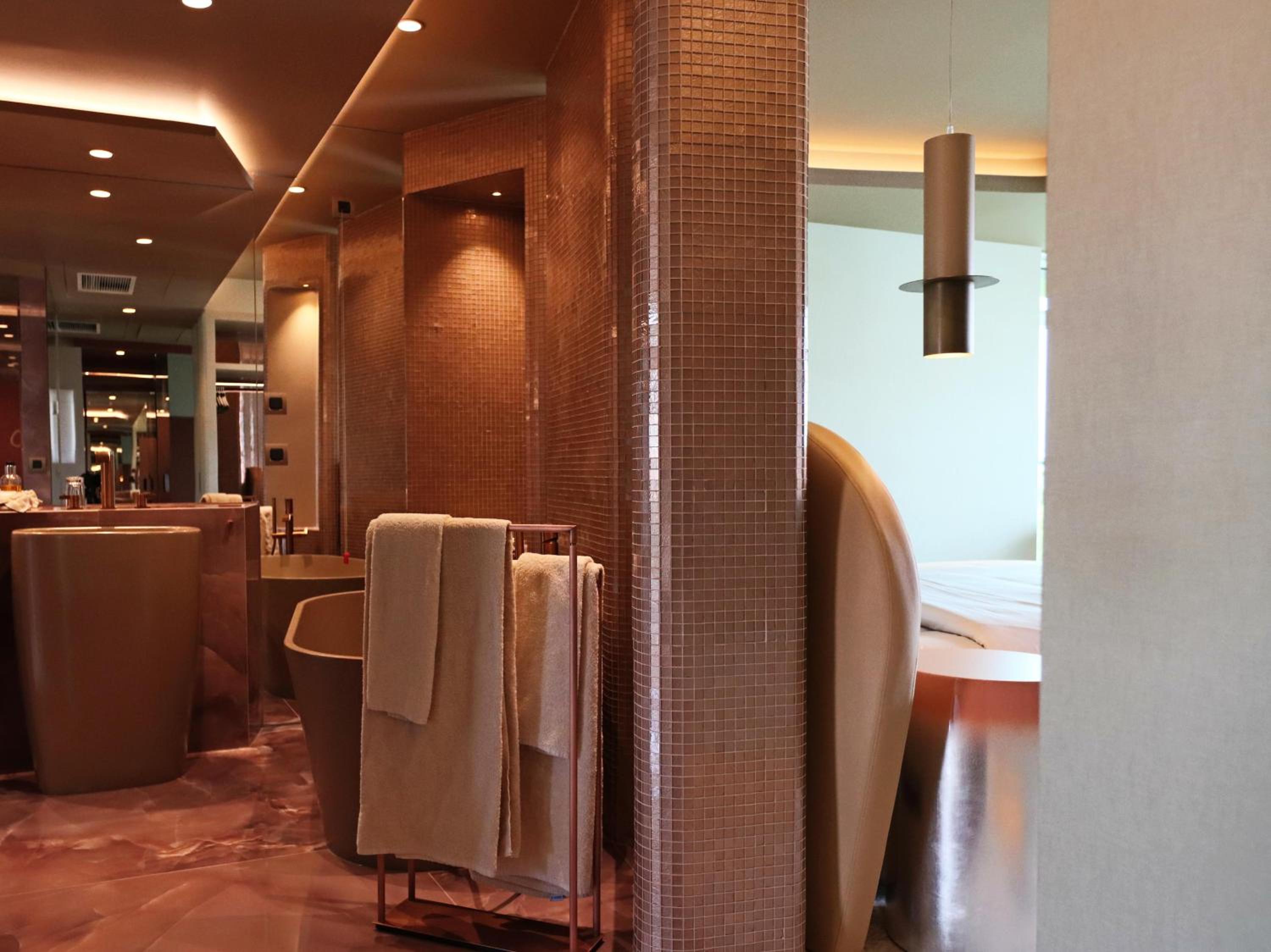 Junior Suite with Mountain View - Photo 9
