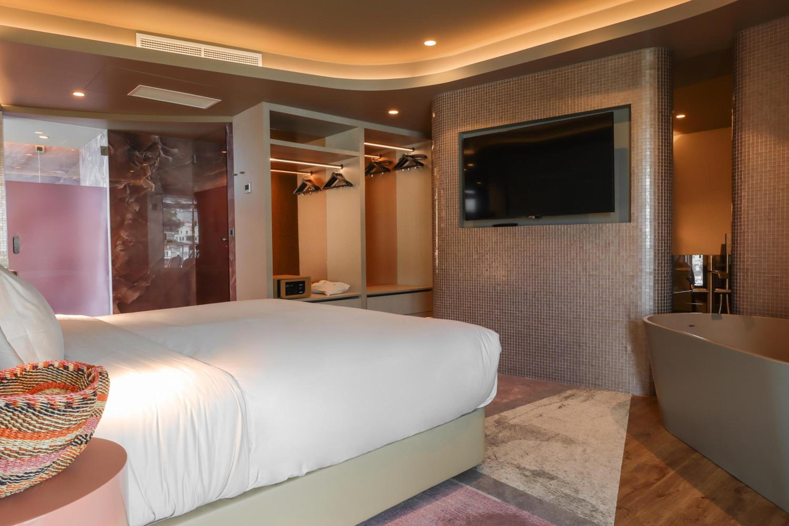 Junior Suite with Mountain View - Photo 15