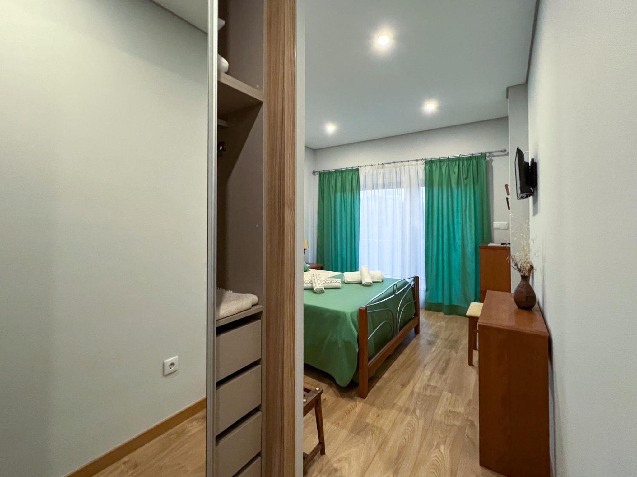 Family Room with Private Bathroom - Photo 5